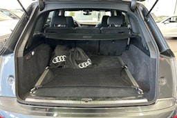 met. harmaa Audi Q7 2023 kuva 20.