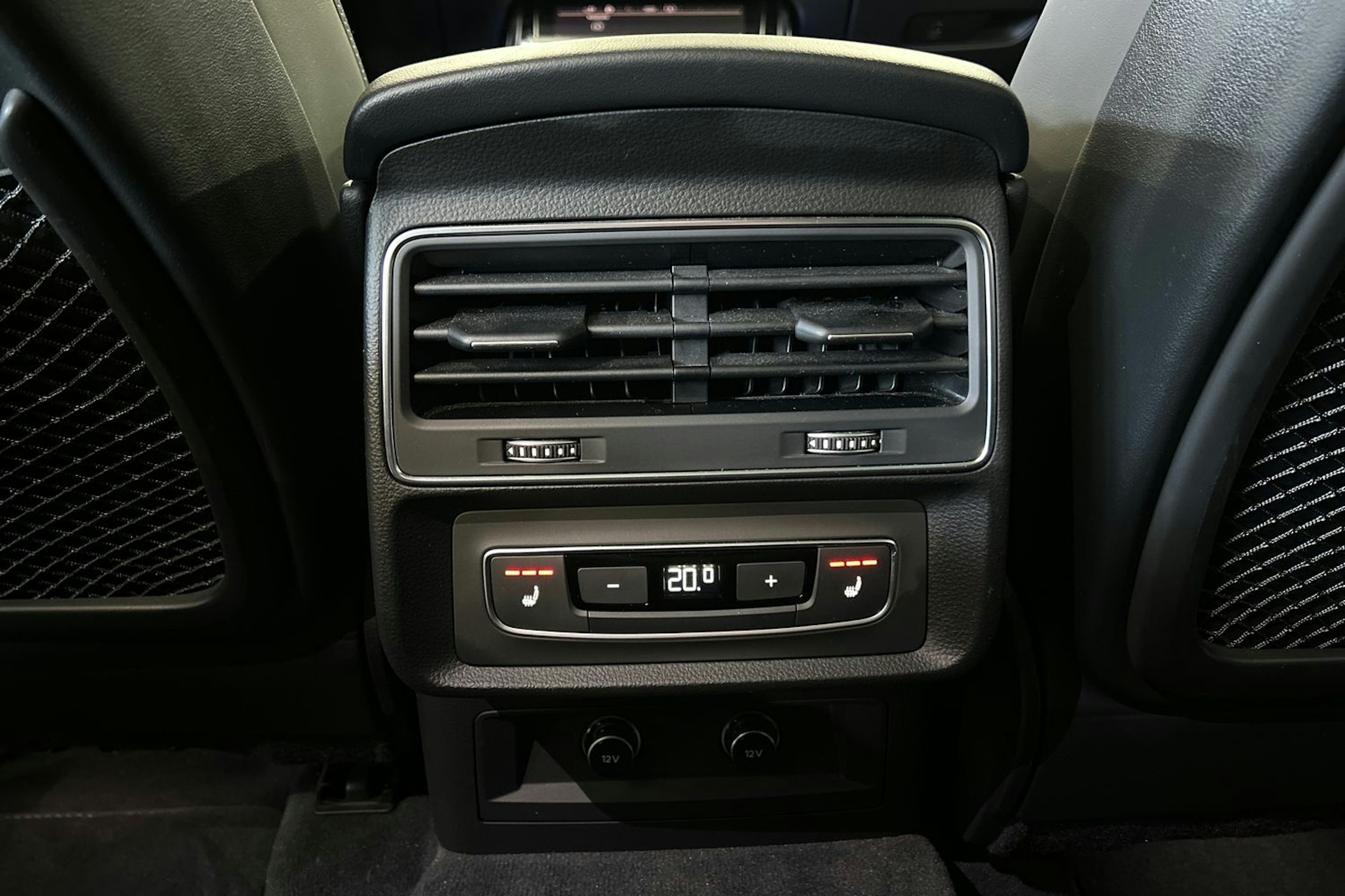 met. harmaa Audi Q7 2023 kuva 23.