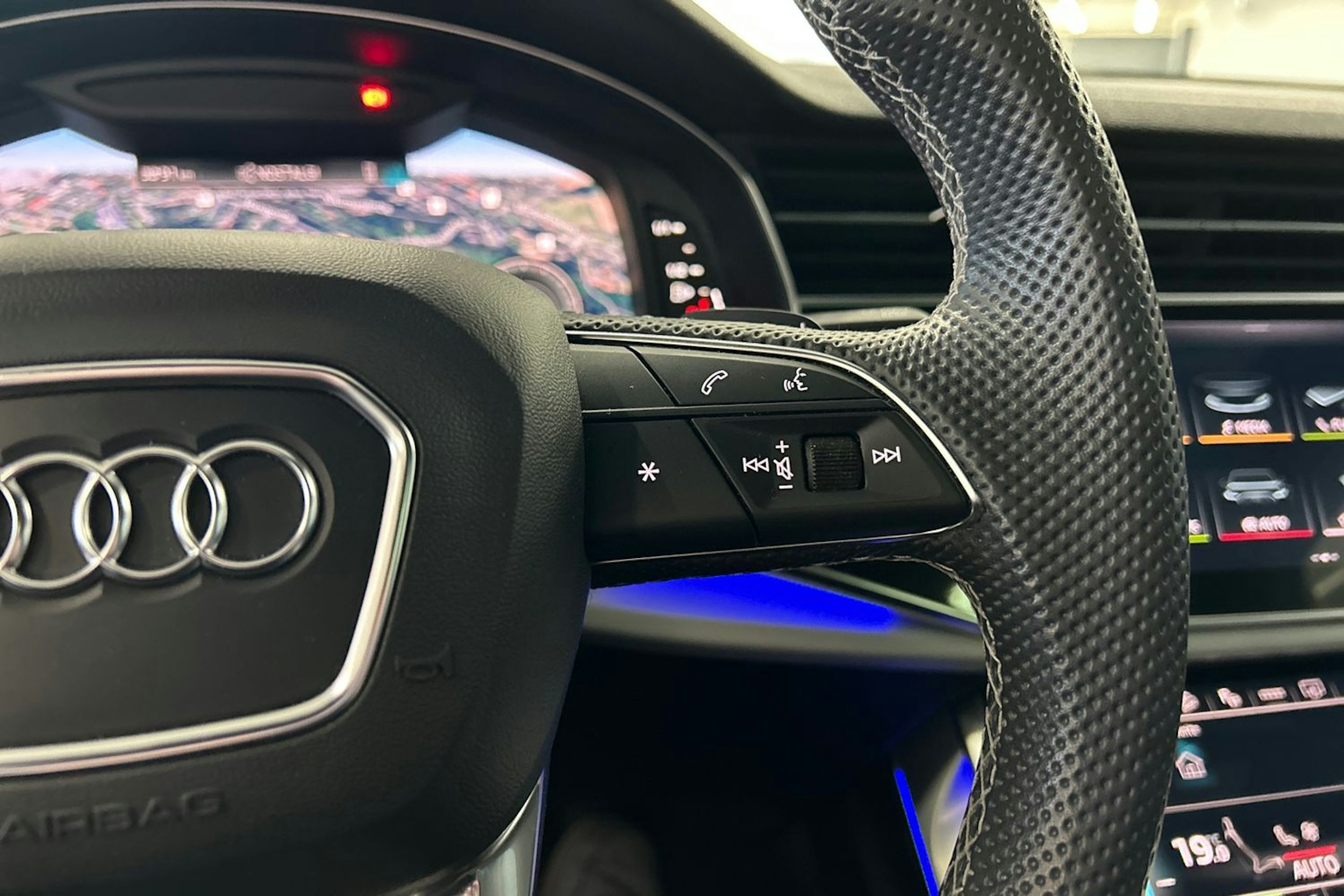 met. harmaa Audi Q7 2023 kuva 26.