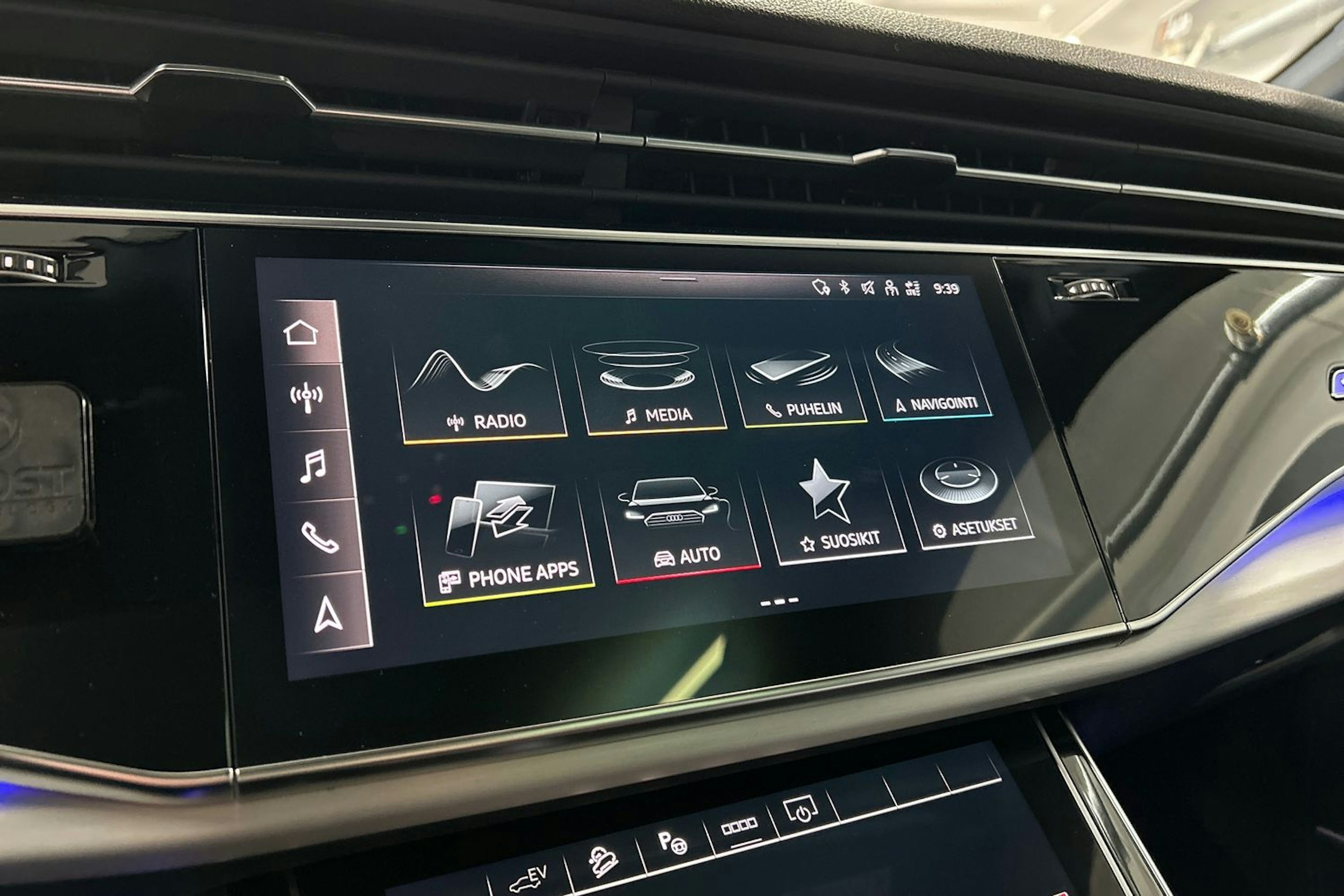 met. harmaa Audi Q7 2023 kuva 30.