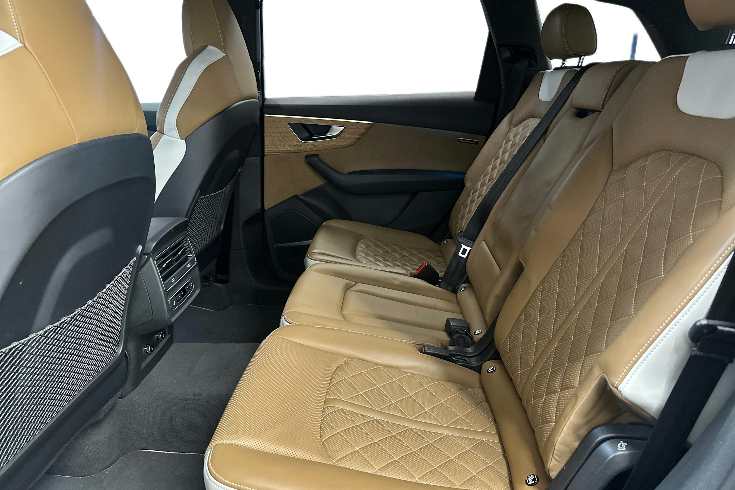 harmaa Audi Q7 2023 kuva 10.