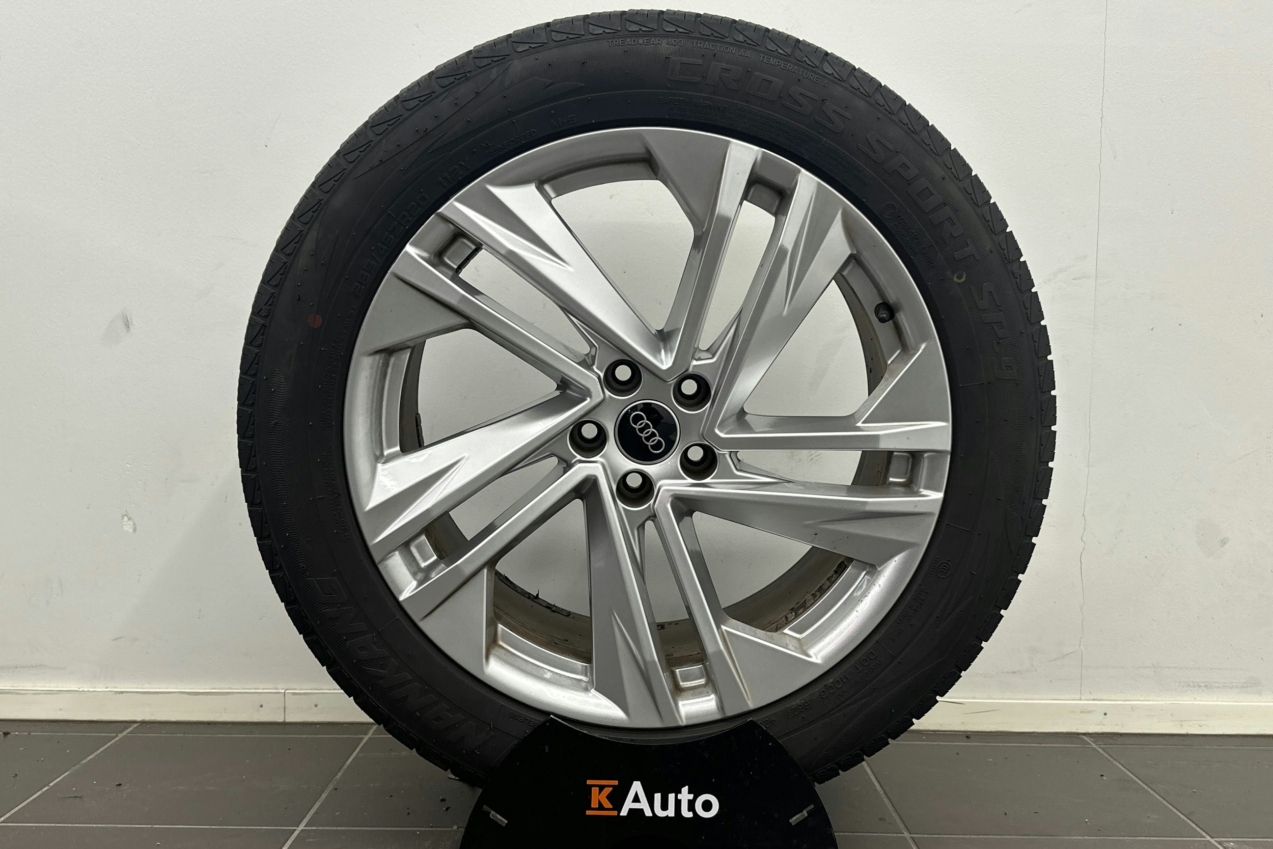 harmaa Audi Q7 2023 kuva 13.