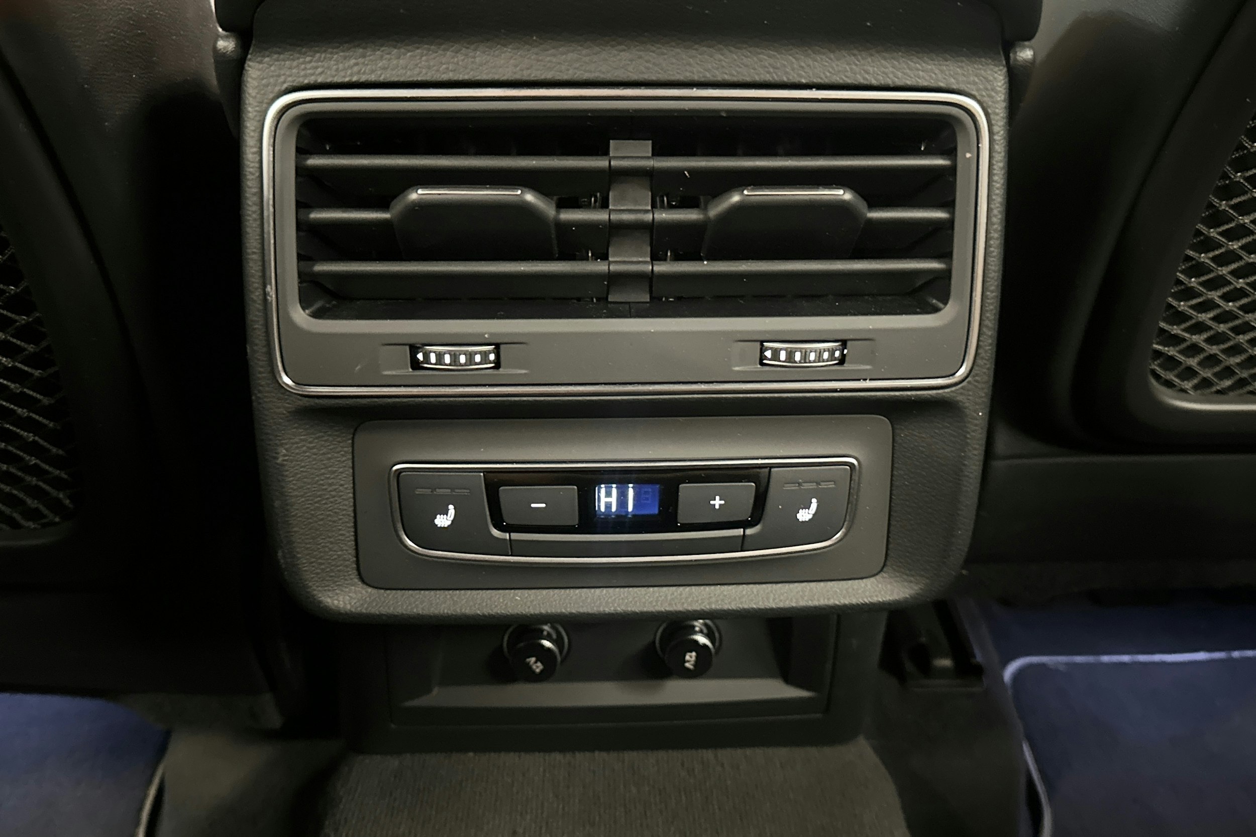 harmaa Audi Q7 2023 kuva 15.