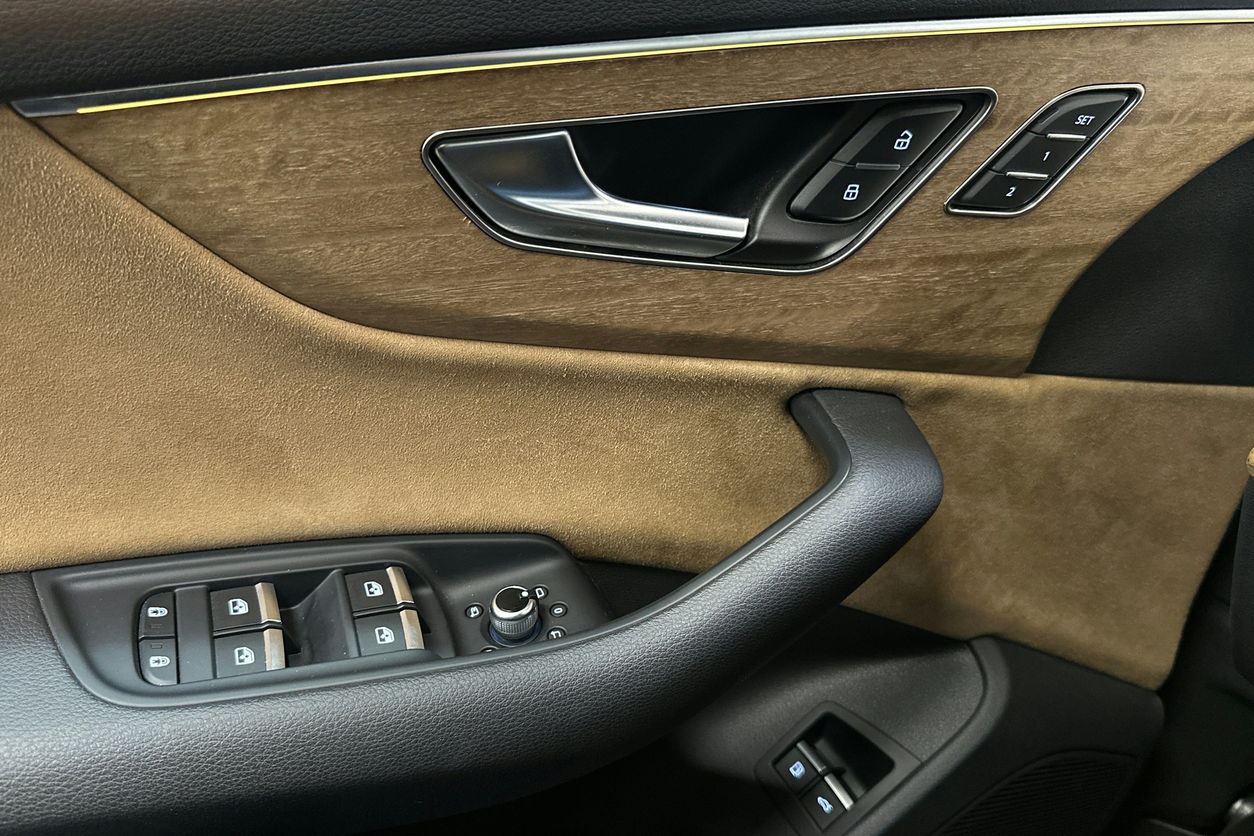 harmaa Audi Q7 2023 kuva 16.