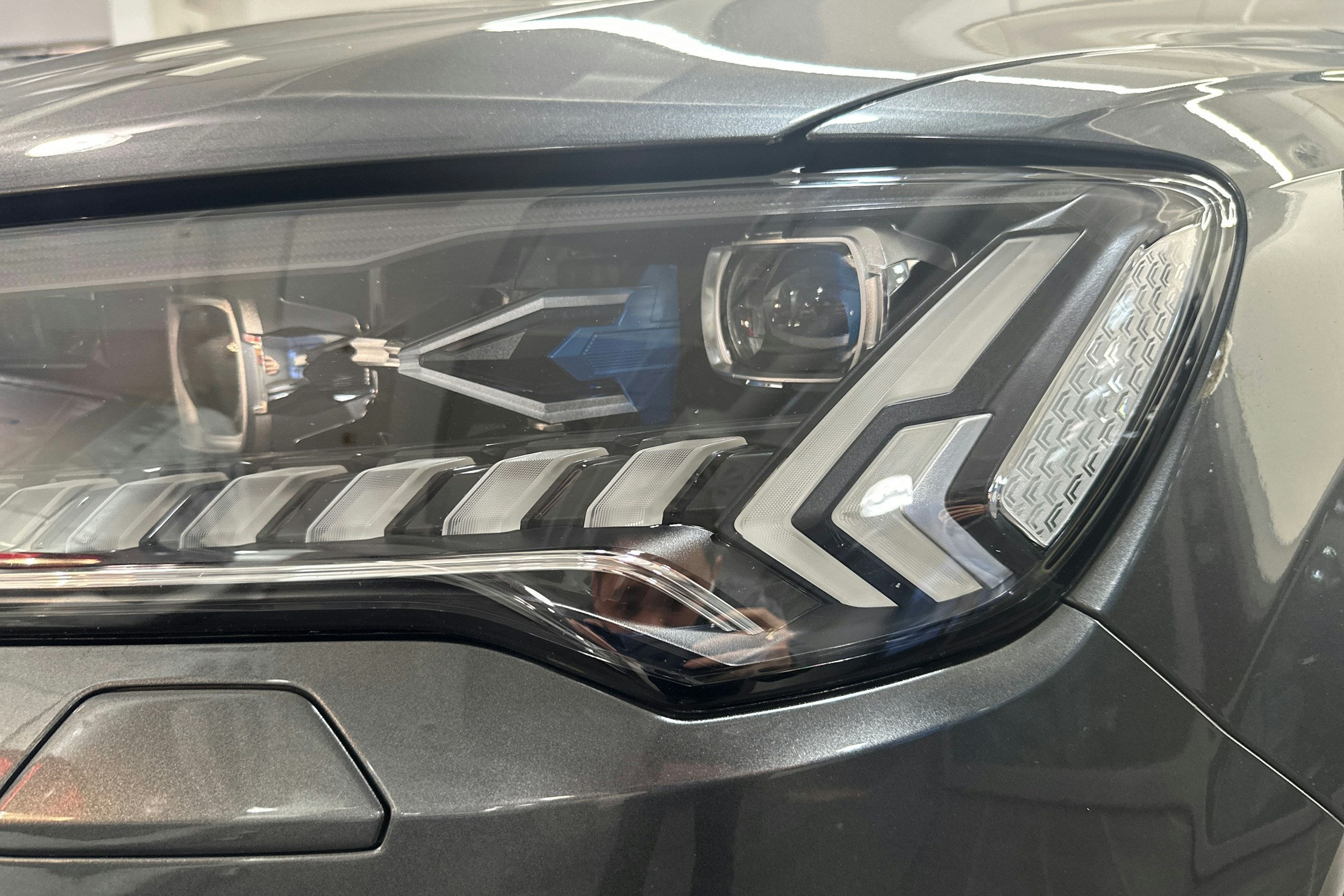 harmaa Audi Q7 2023 kuva 26.