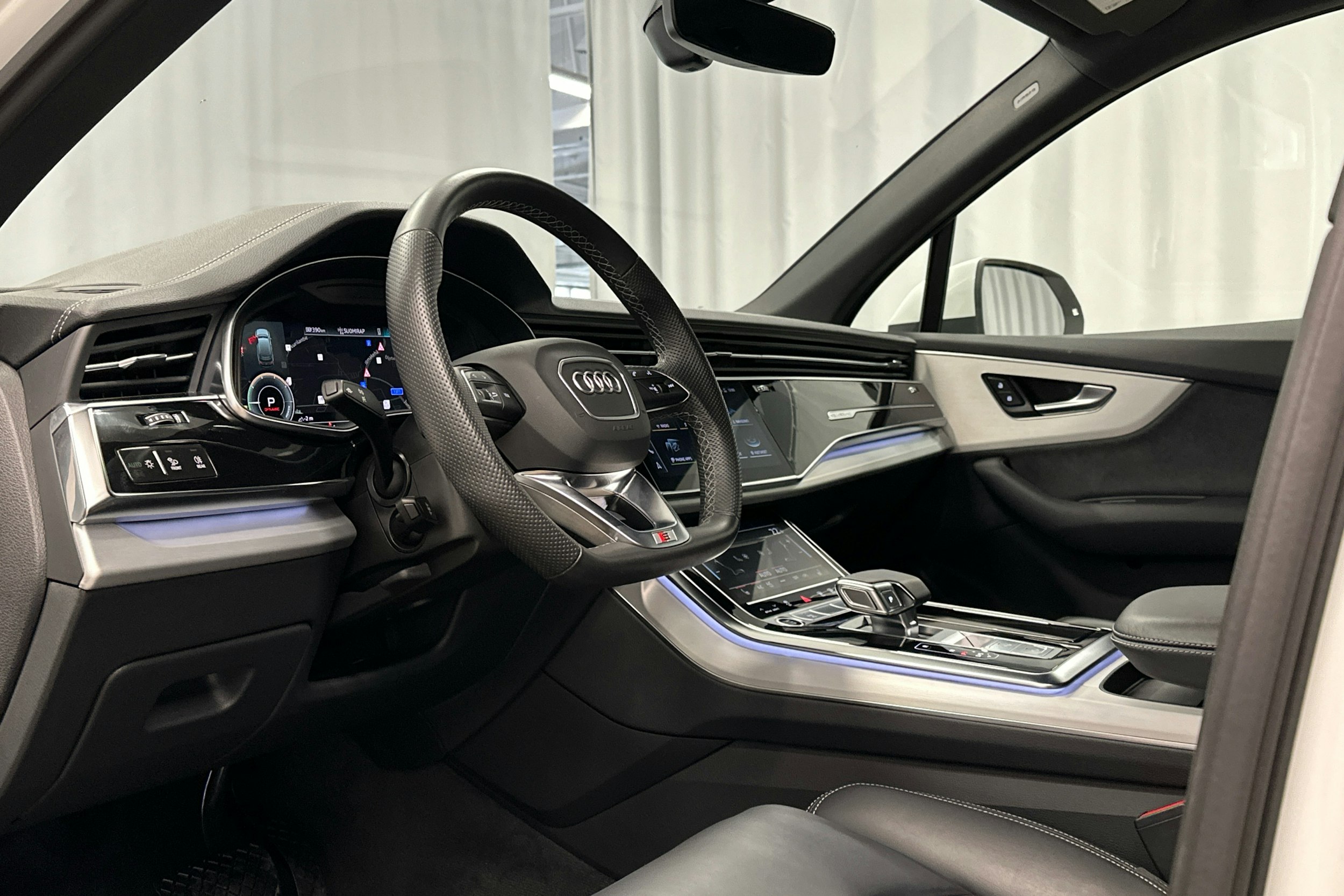 valkoinen Audi Q7 2023 kuva 6.