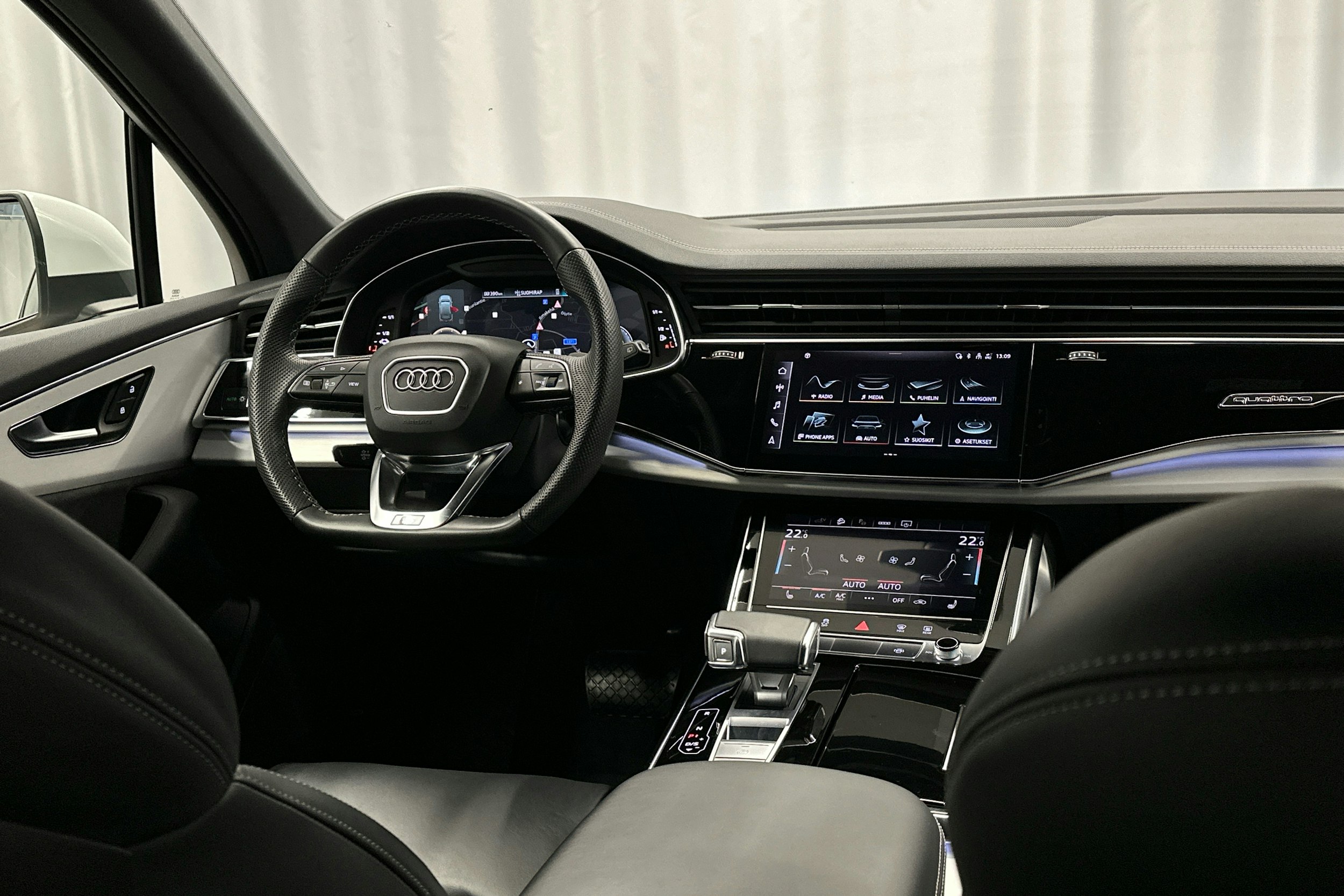 valkoinen Audi Q7 2023 kuva 8.
