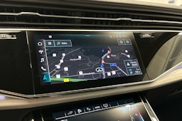 valkoinen Audi Q7 2023 kuva 12.