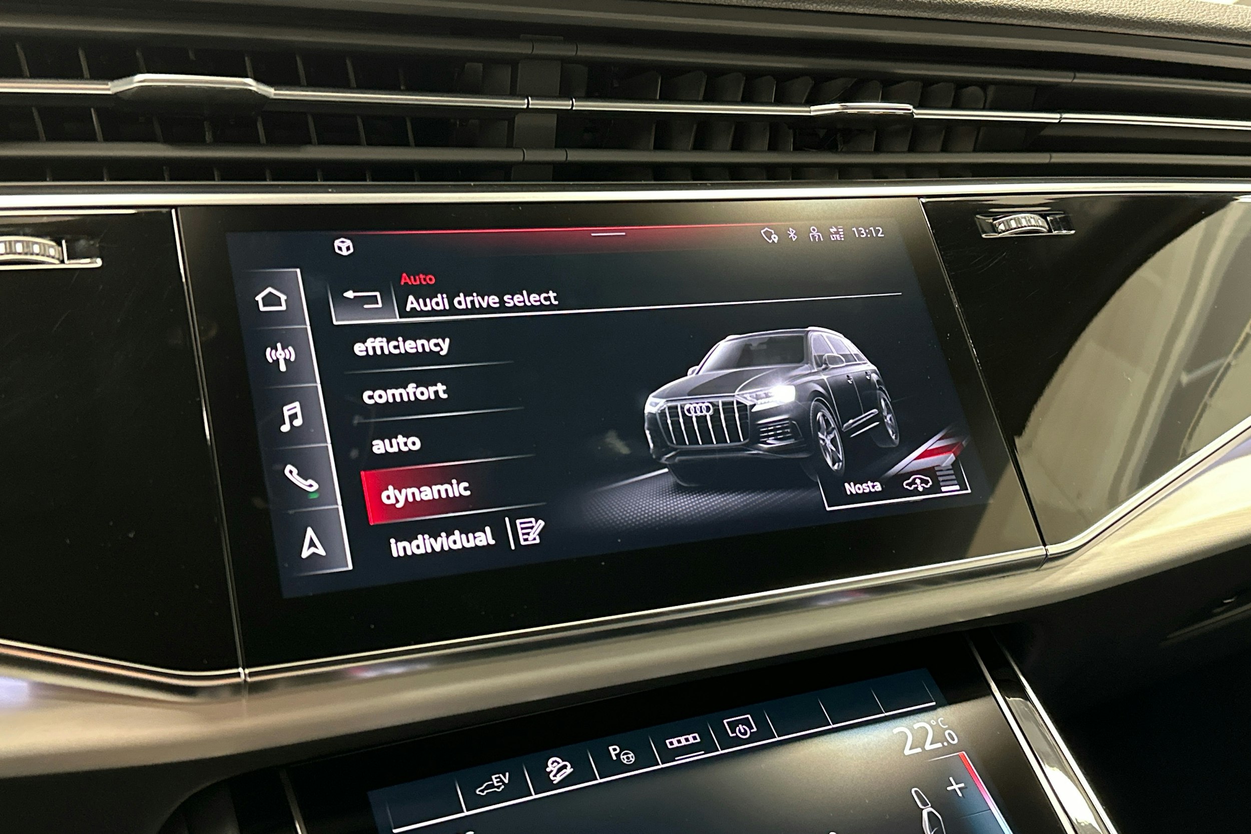 valkoinen Audi Q7 2023 kuva 15.
