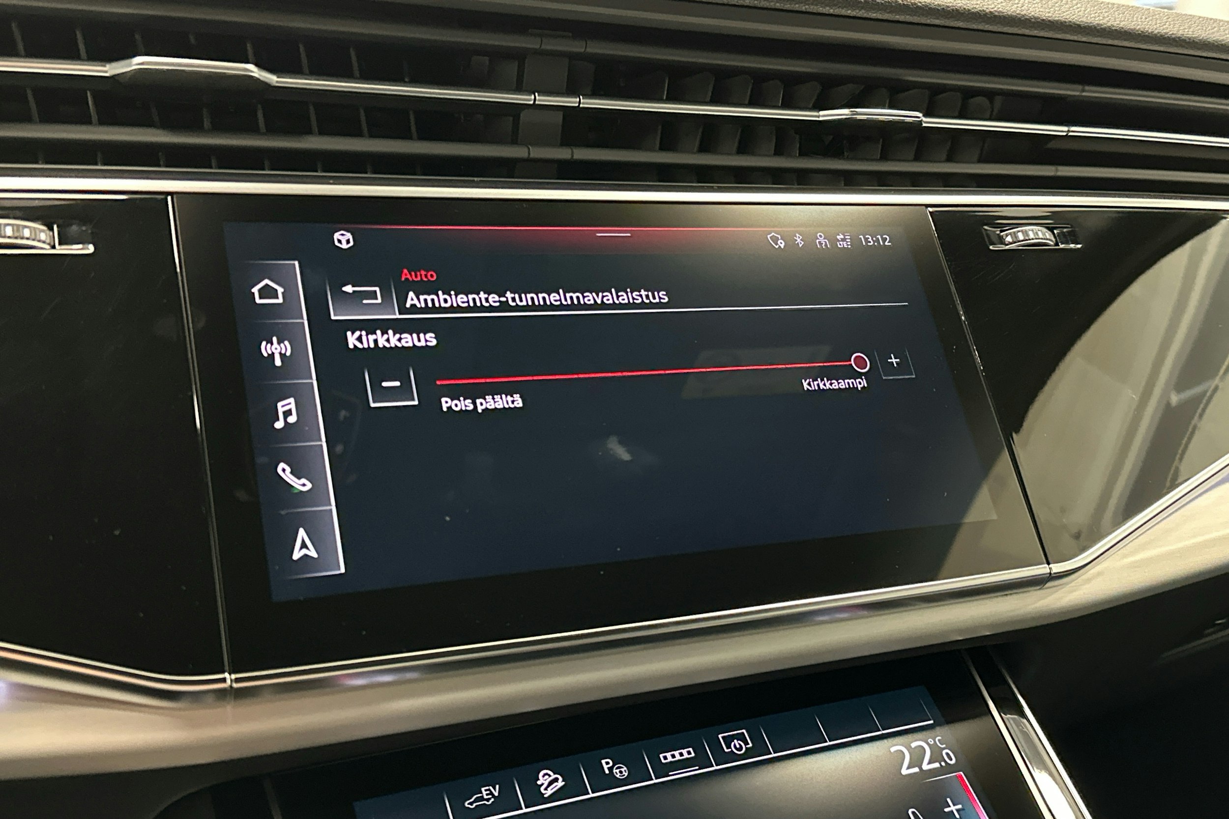 valkoinen Audi Q7 2023 kuva 16.