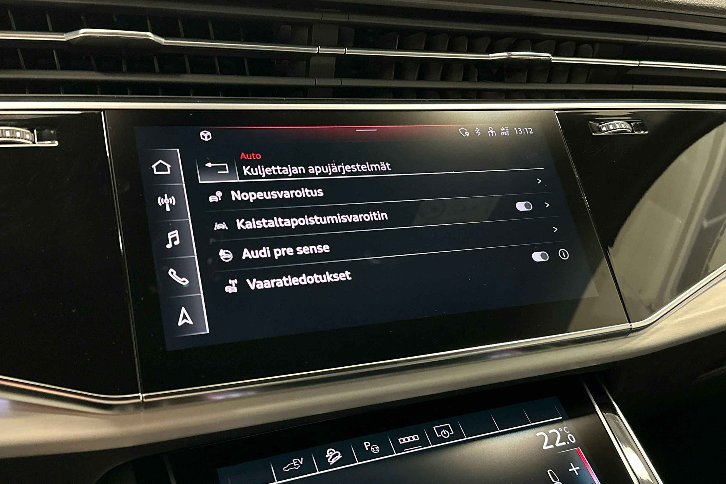valkoinen Audi Q7 2023 kuva 17.