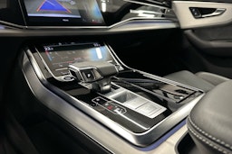 valkoinen Audi Q7 2023 kuva 21.