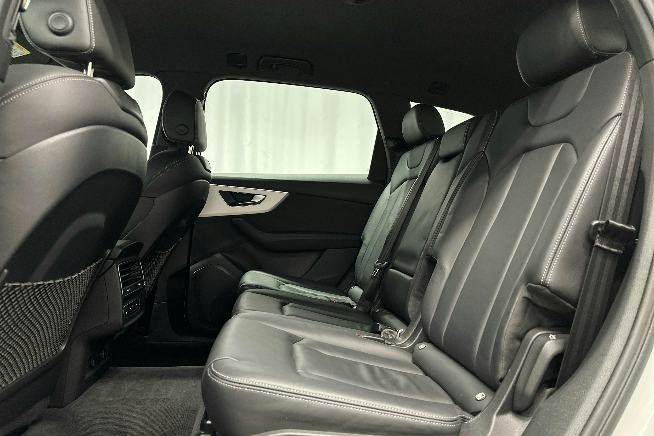 valkoinen Audi Q7 2023 kuva 24.