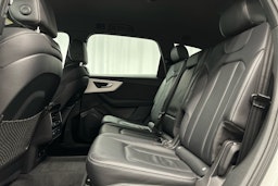 valkoinen Audi Q7 2023 kuva 24.