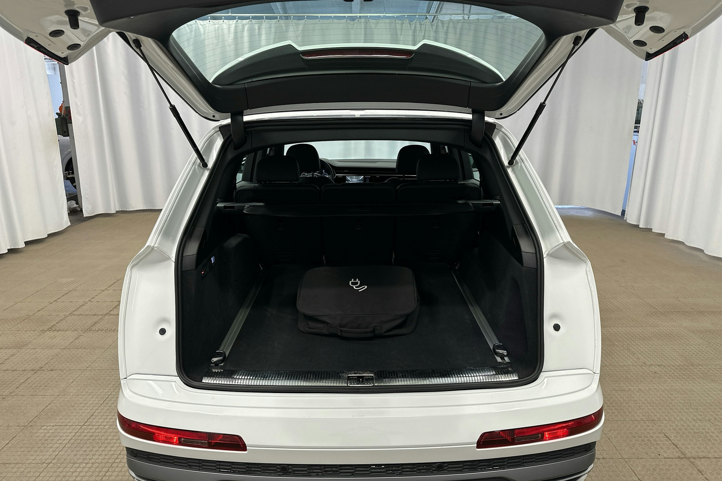 valkoinen Audi Q7 2023 kuva 26.