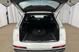valkoinen Audi Q7 2023 kuva 26.