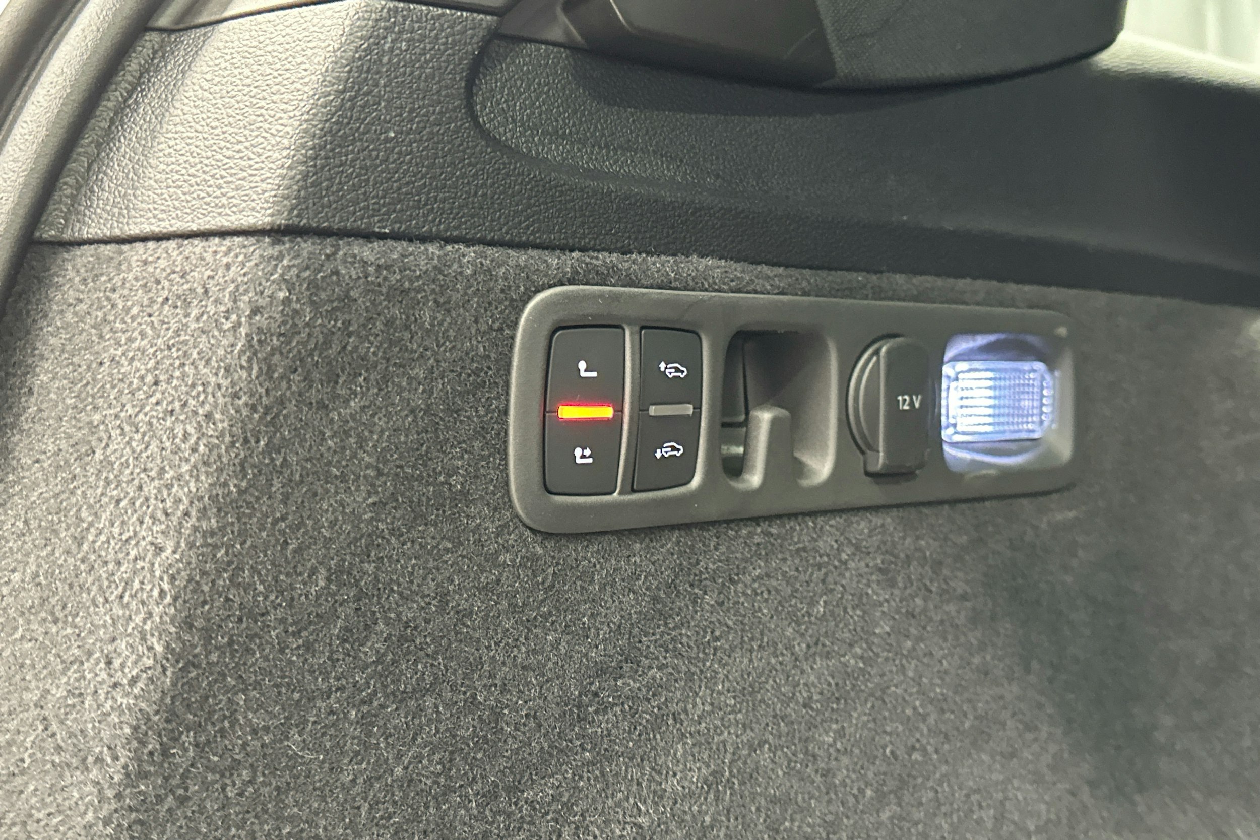valkoinen Audi Q7 2023 kuva 28.
