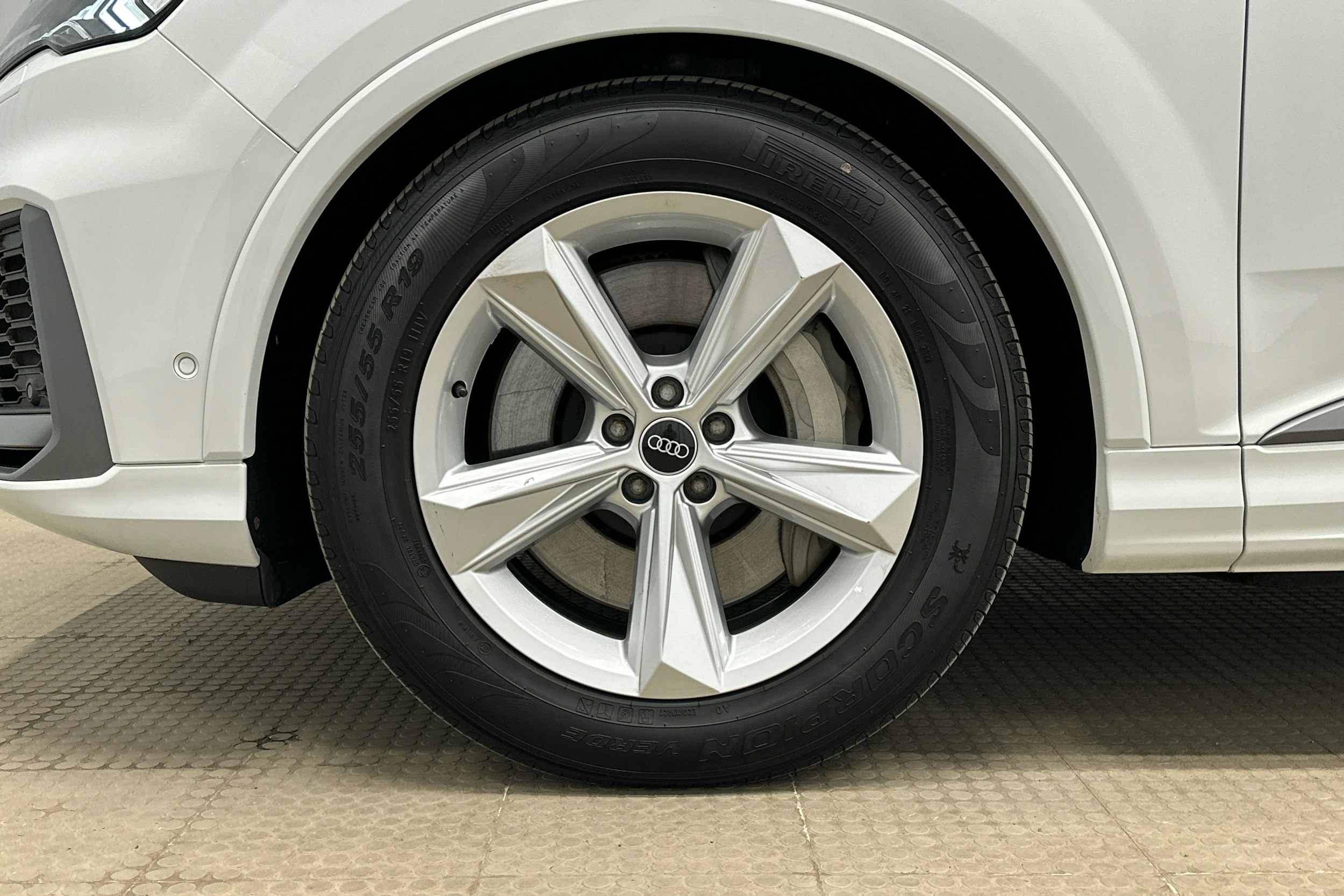 valkoinen Audi Q7 2023 kuva 29.
