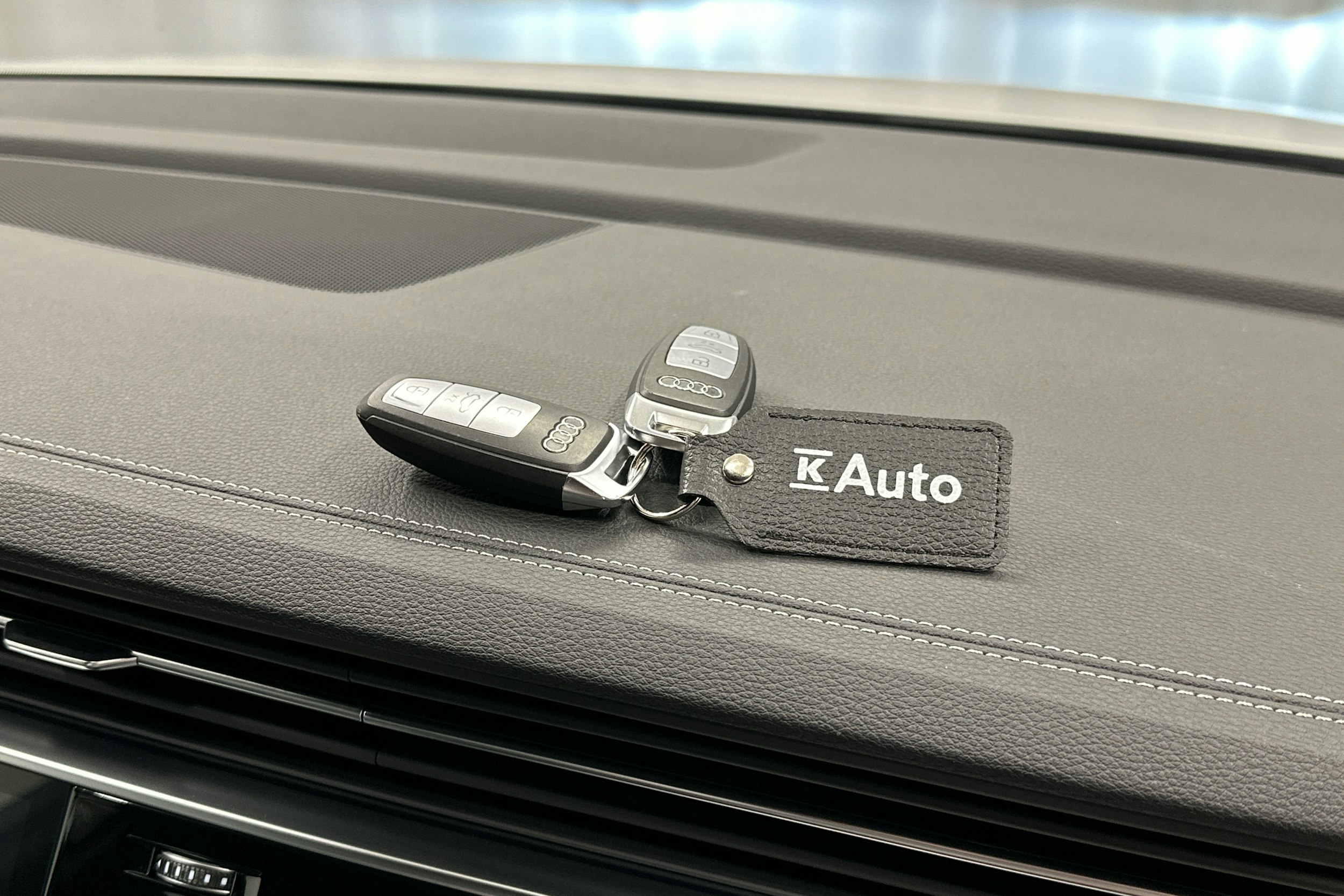 valkoinen Audi Q7 2023 kuva 31.