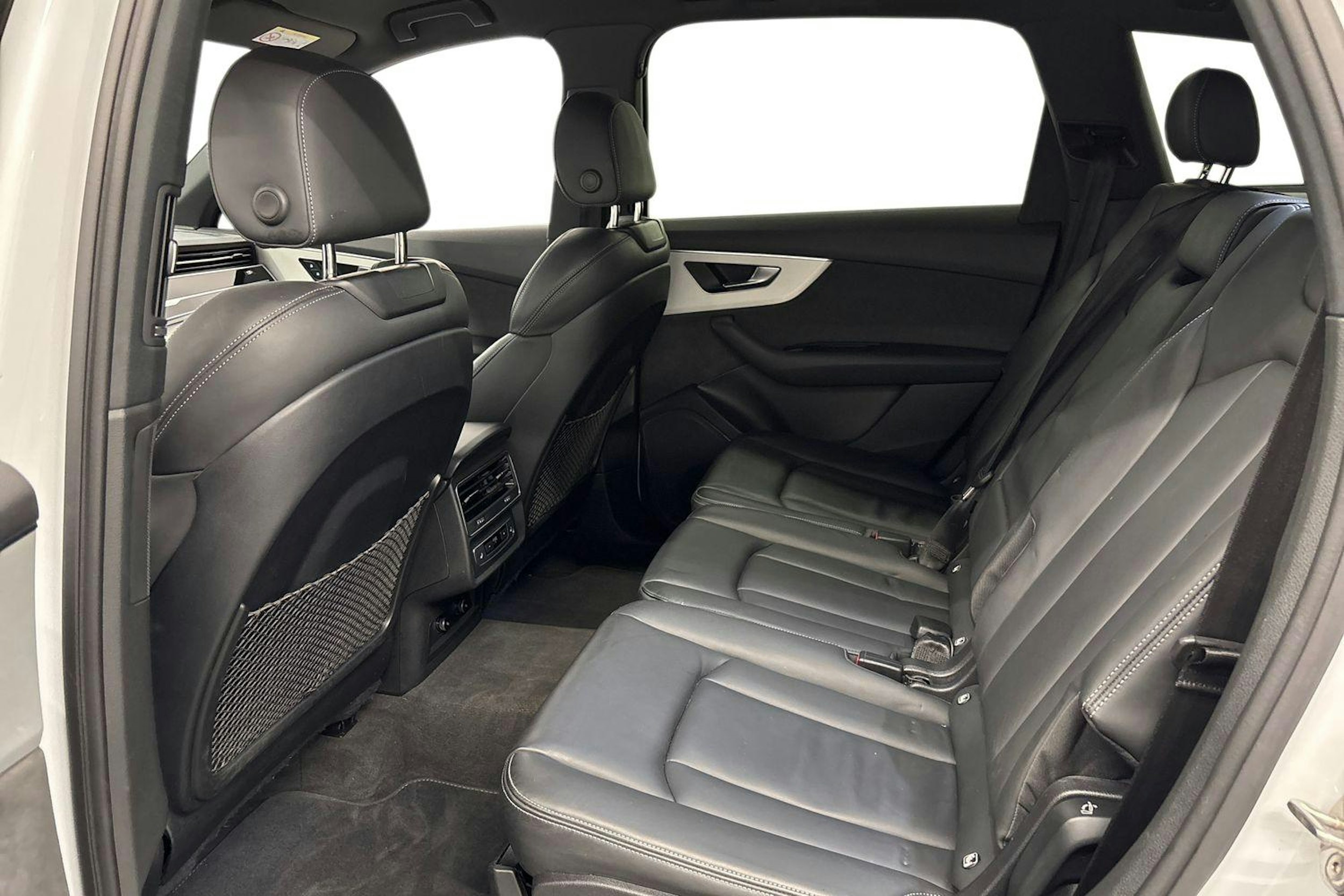 valkoinen Audi Q7 2023 kuva 10.