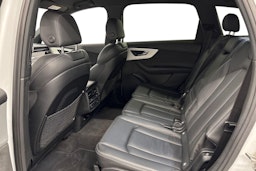 valkoinen Audi Q7 2023 kuva 10.