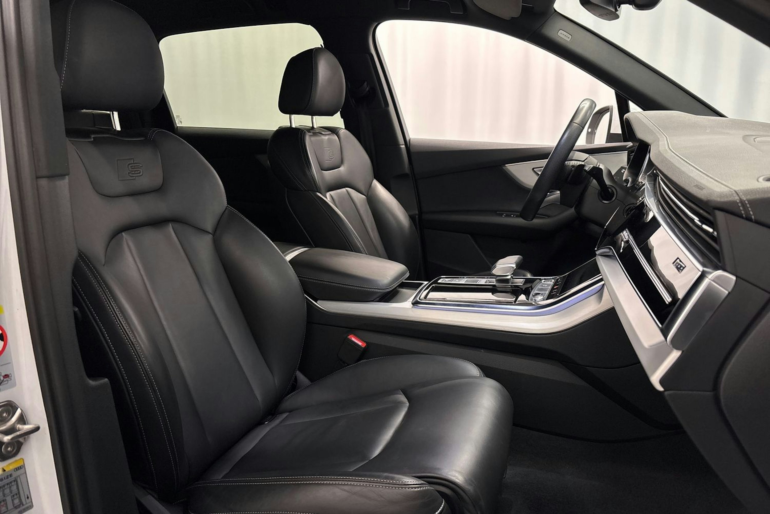 valkoinen Audi Q7 2023 kuva 15.
