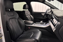 valkoinen Audi Q7 2023 kuva 15.