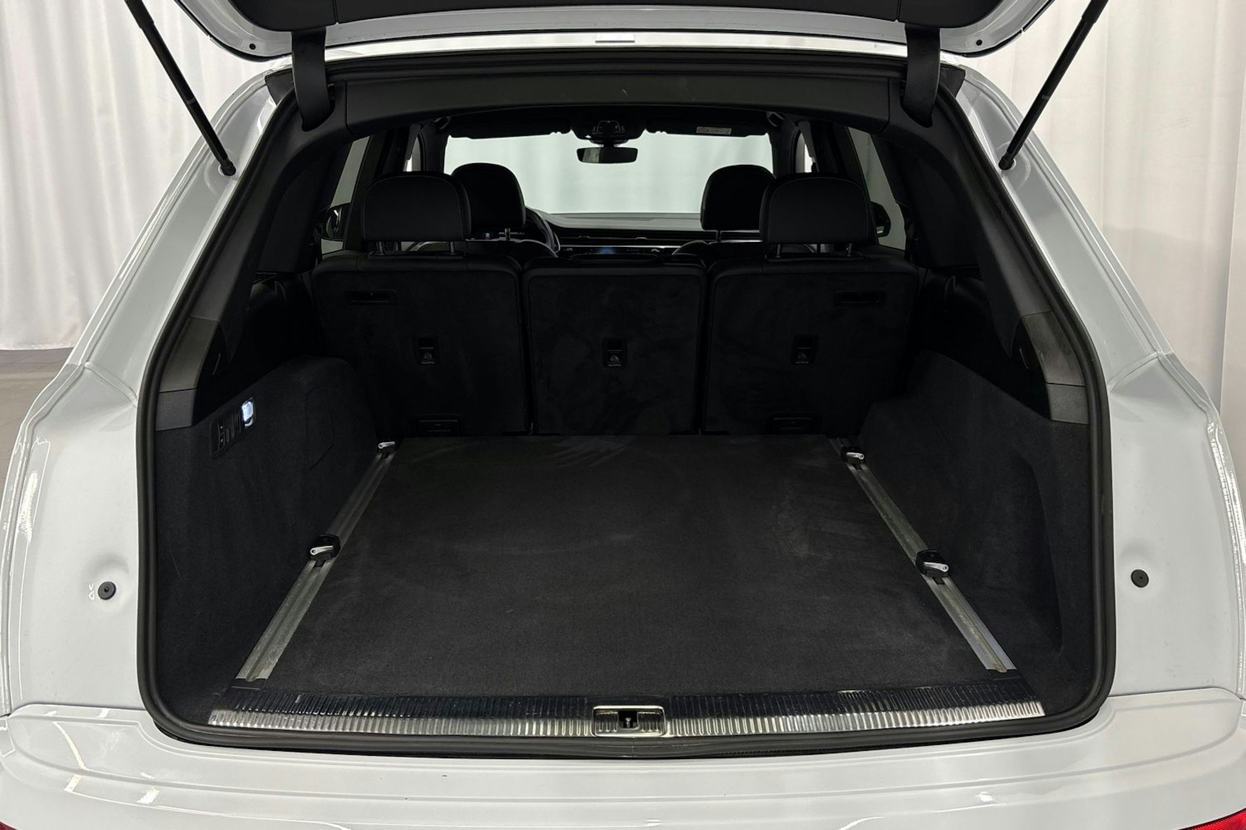 valkoinen Audi Q7 2023 kuva 16.