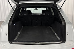 valkoinen Audi Q7 2023 kuva 16.