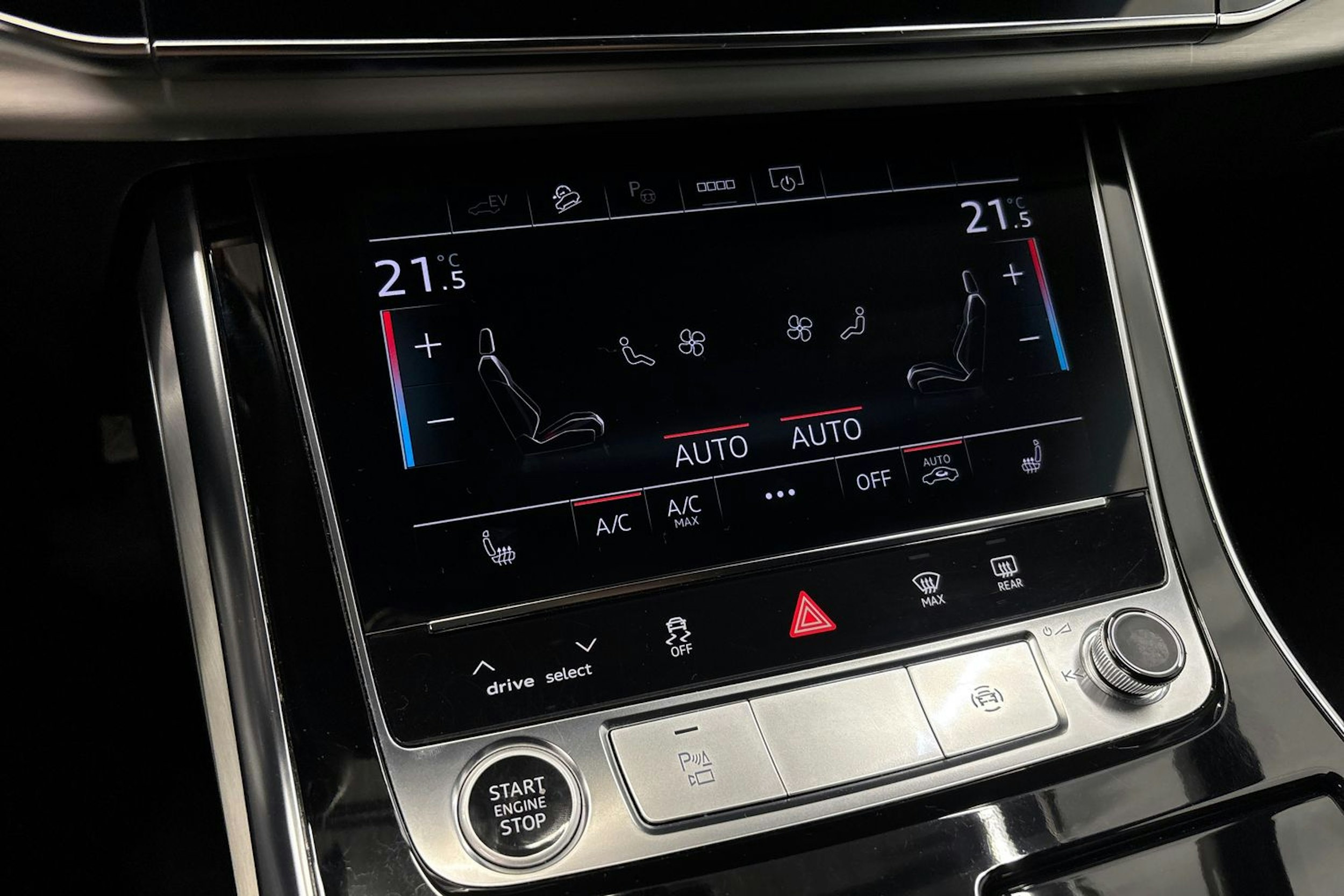 valkoinen Audi Q7 2023 kuva 27.