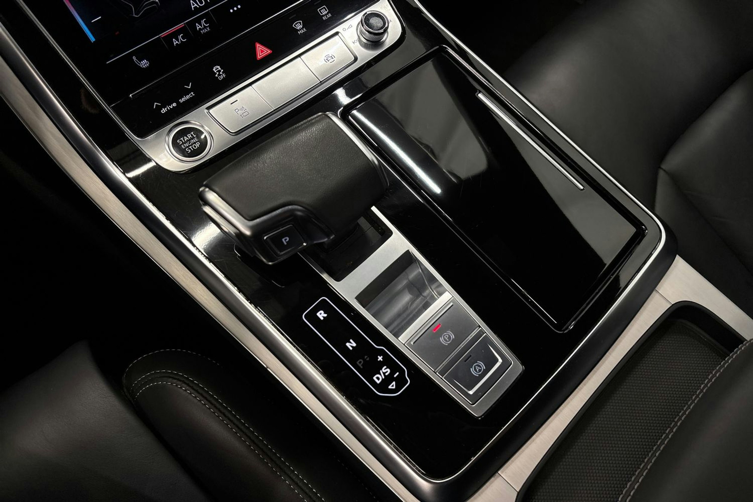 valkoinen Audi Q7 2023 kuva 28.