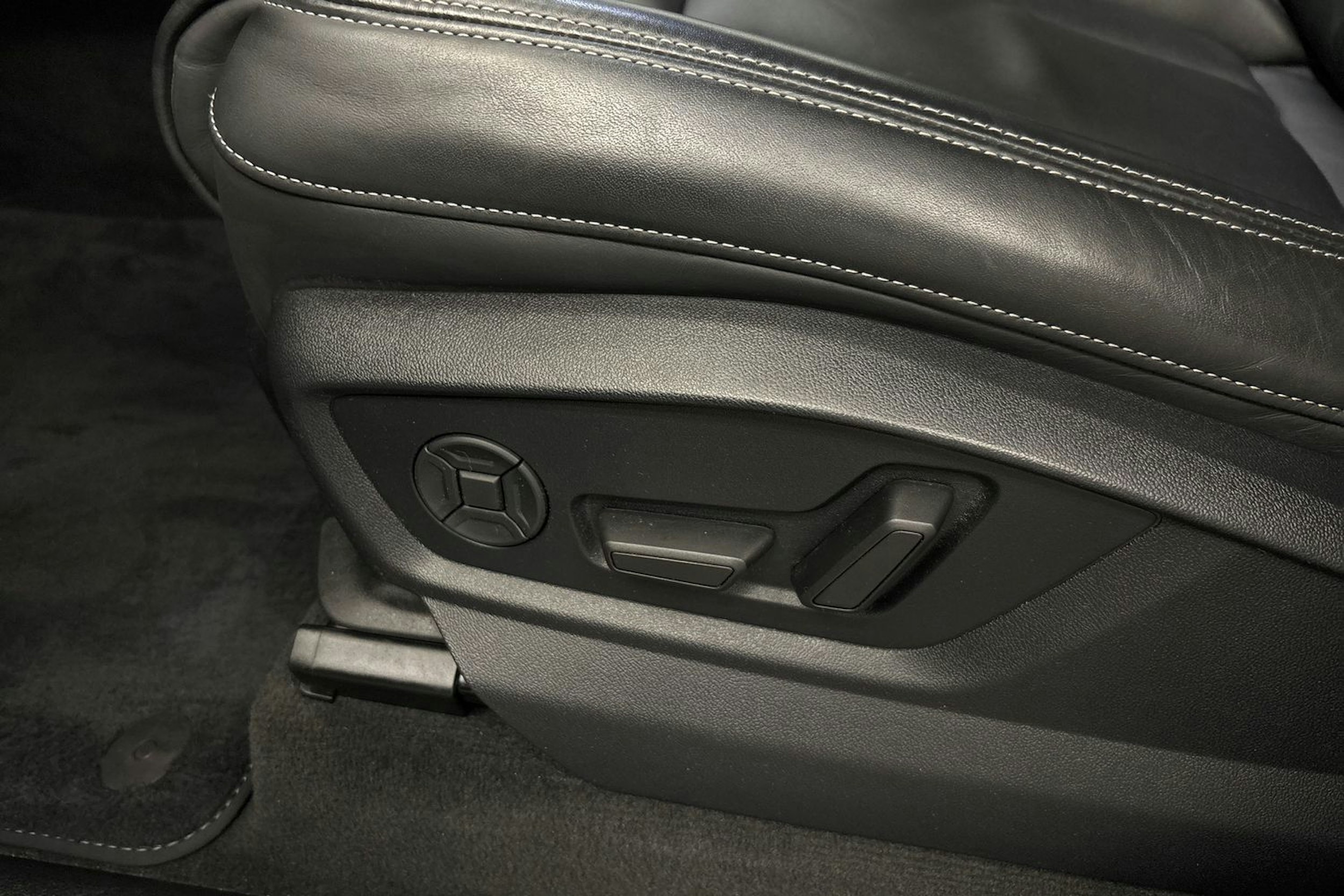 valkoinen Audi Q7 2023 kuva 29.