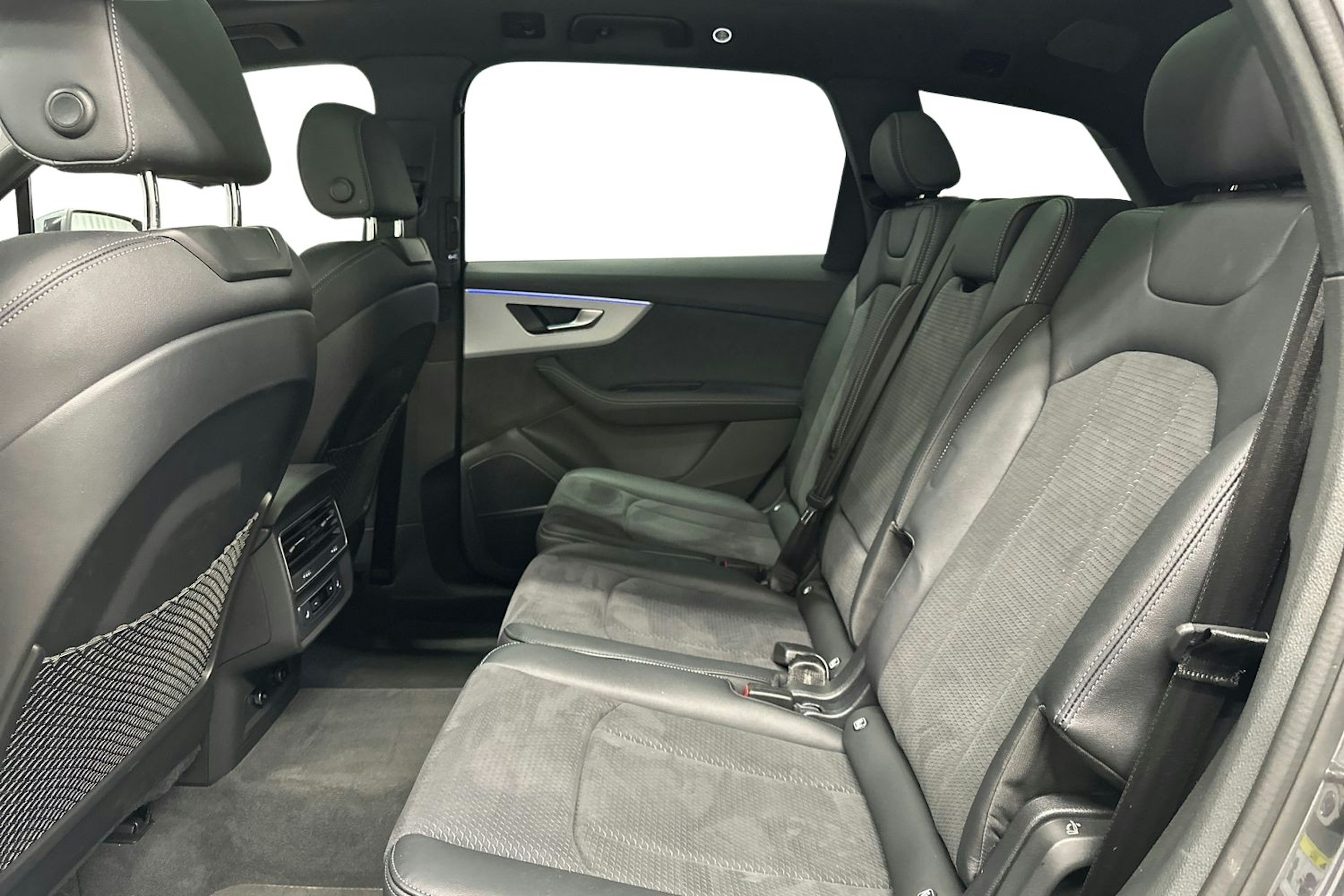 harmaa Audi Q7 2024 kuva 10.