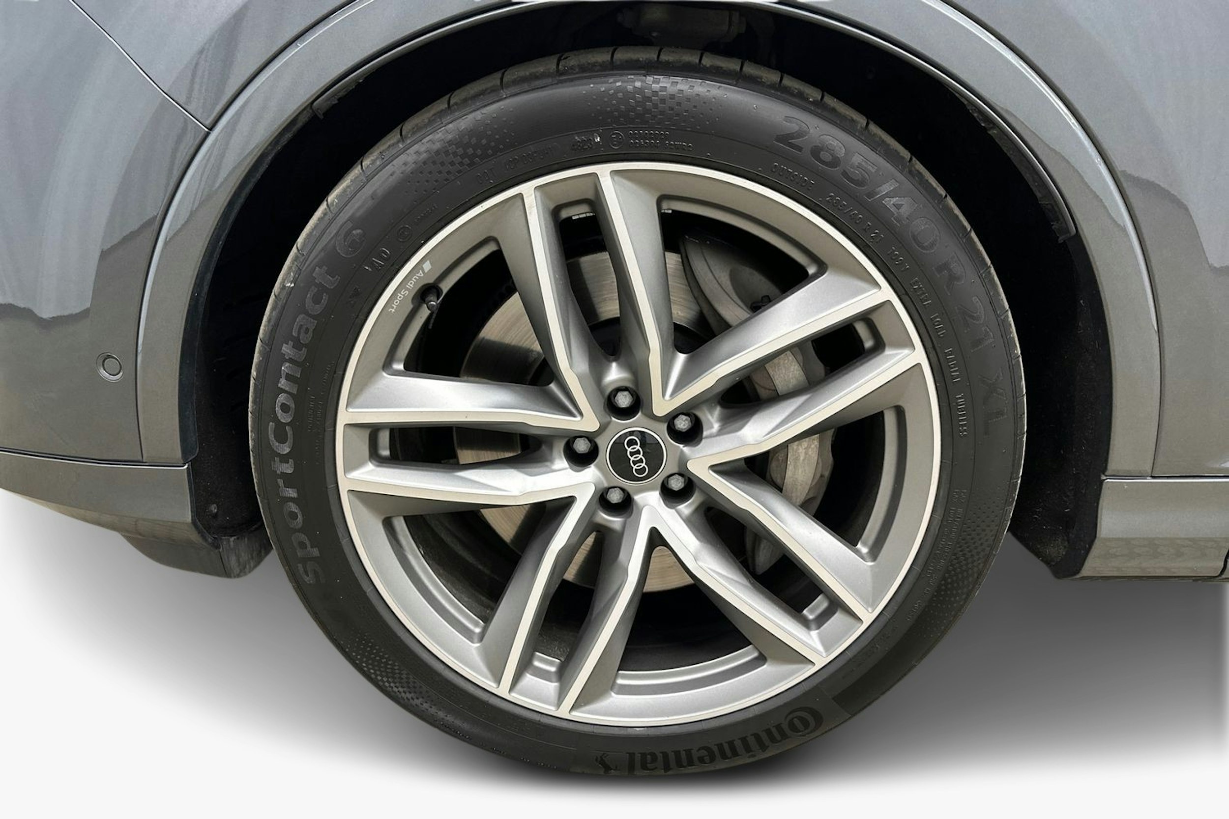 harmaa Audi Q7 2024 kuva 11.