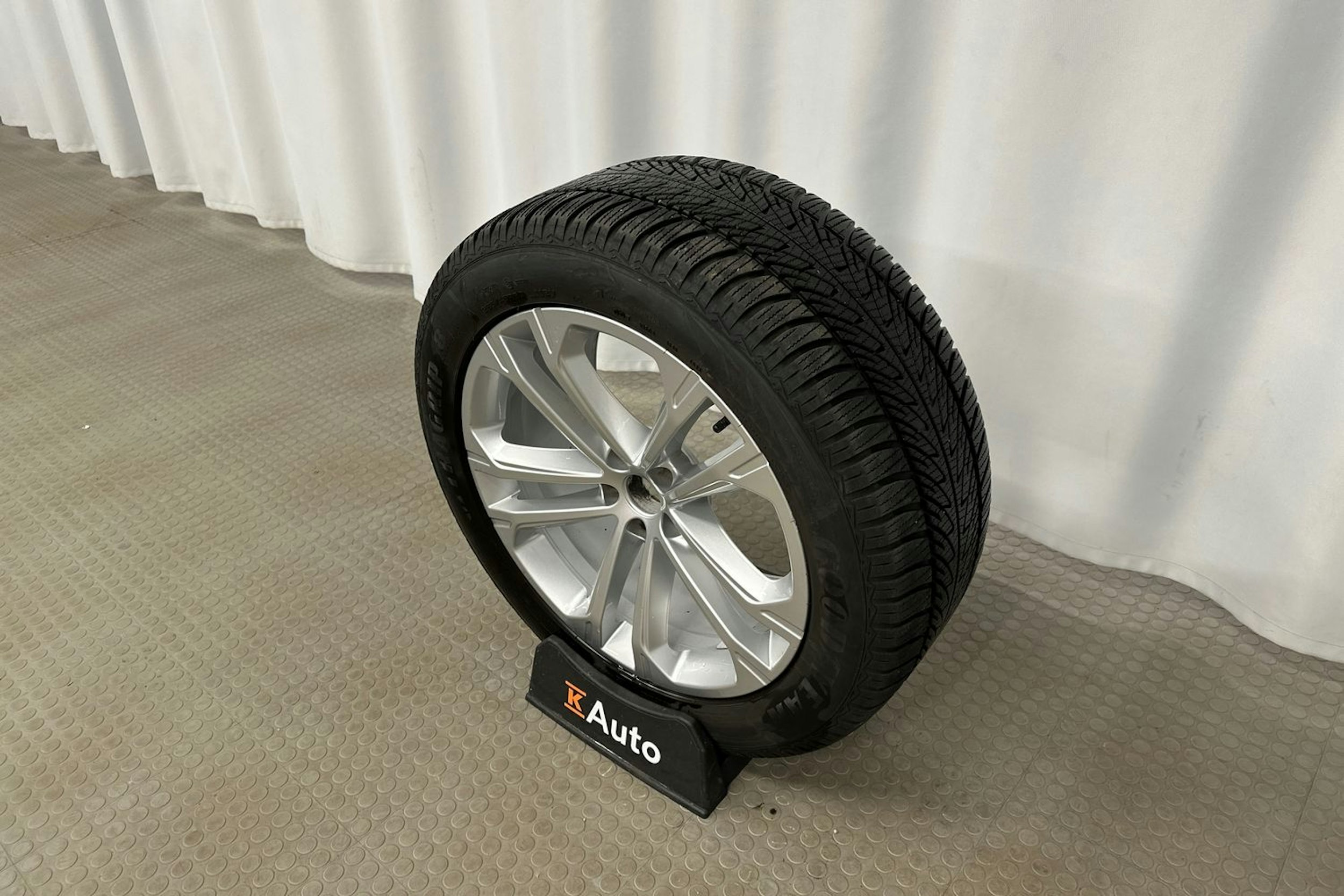 harmaa Audi Q7 2024 kuva 12.