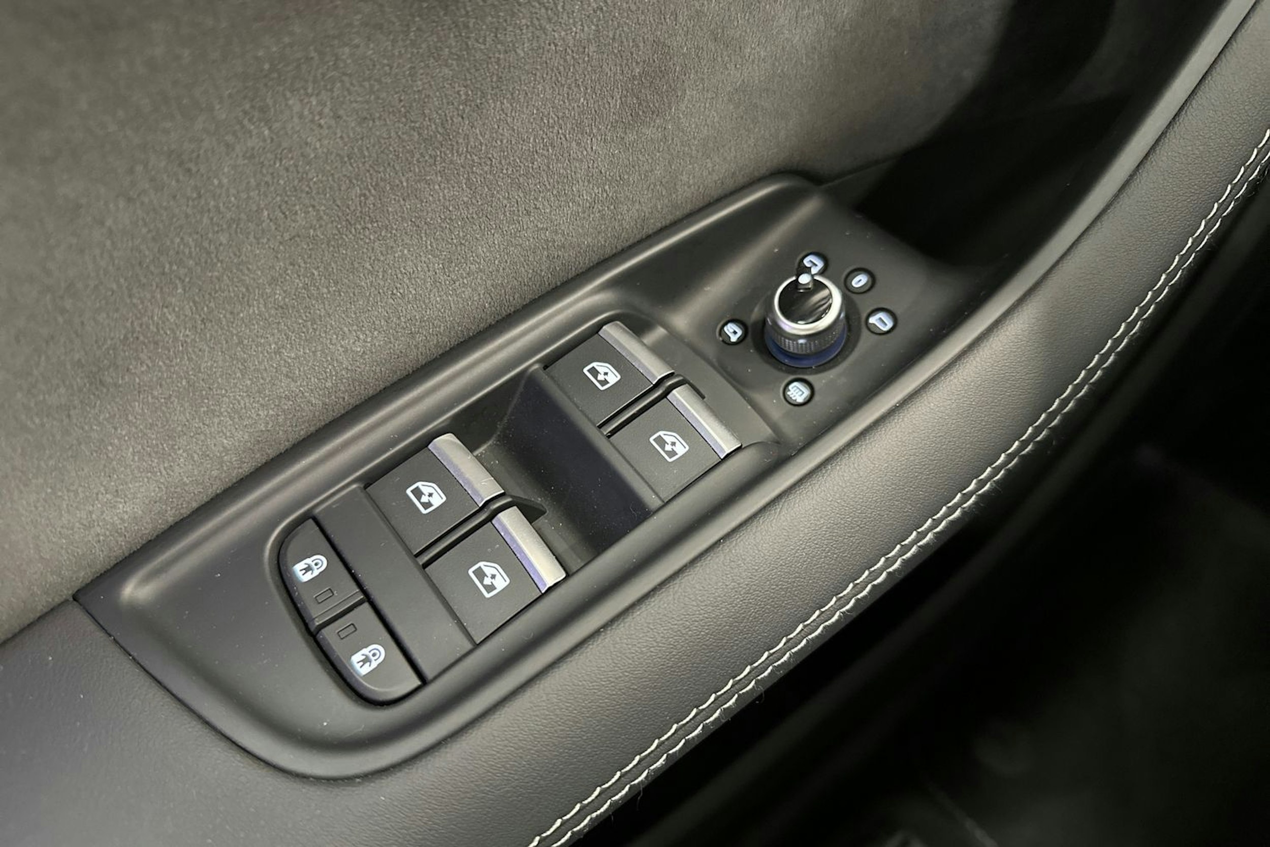 harmaa Audi Q7 2024 kuva 18.