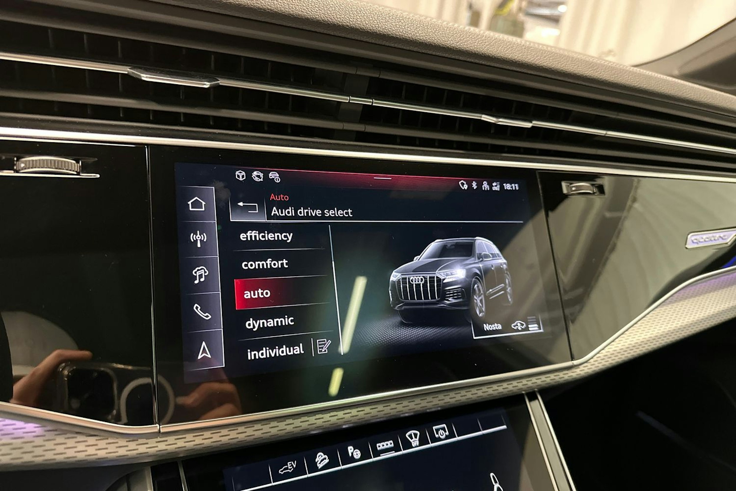 harmaa Audi Q7 2024 kuva 24.