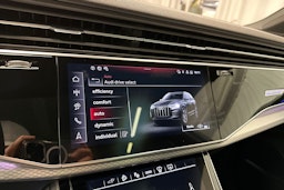 harmaa Audi Q7 2024 kuva 24.