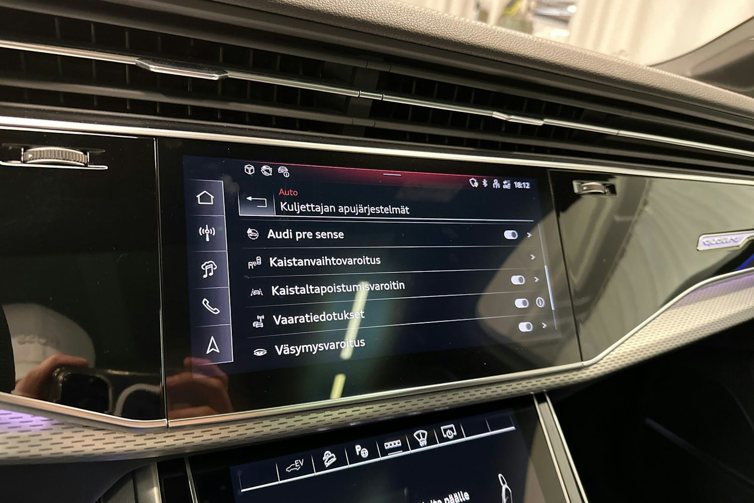 harmaa Audi Q7 2024 kuva 26.