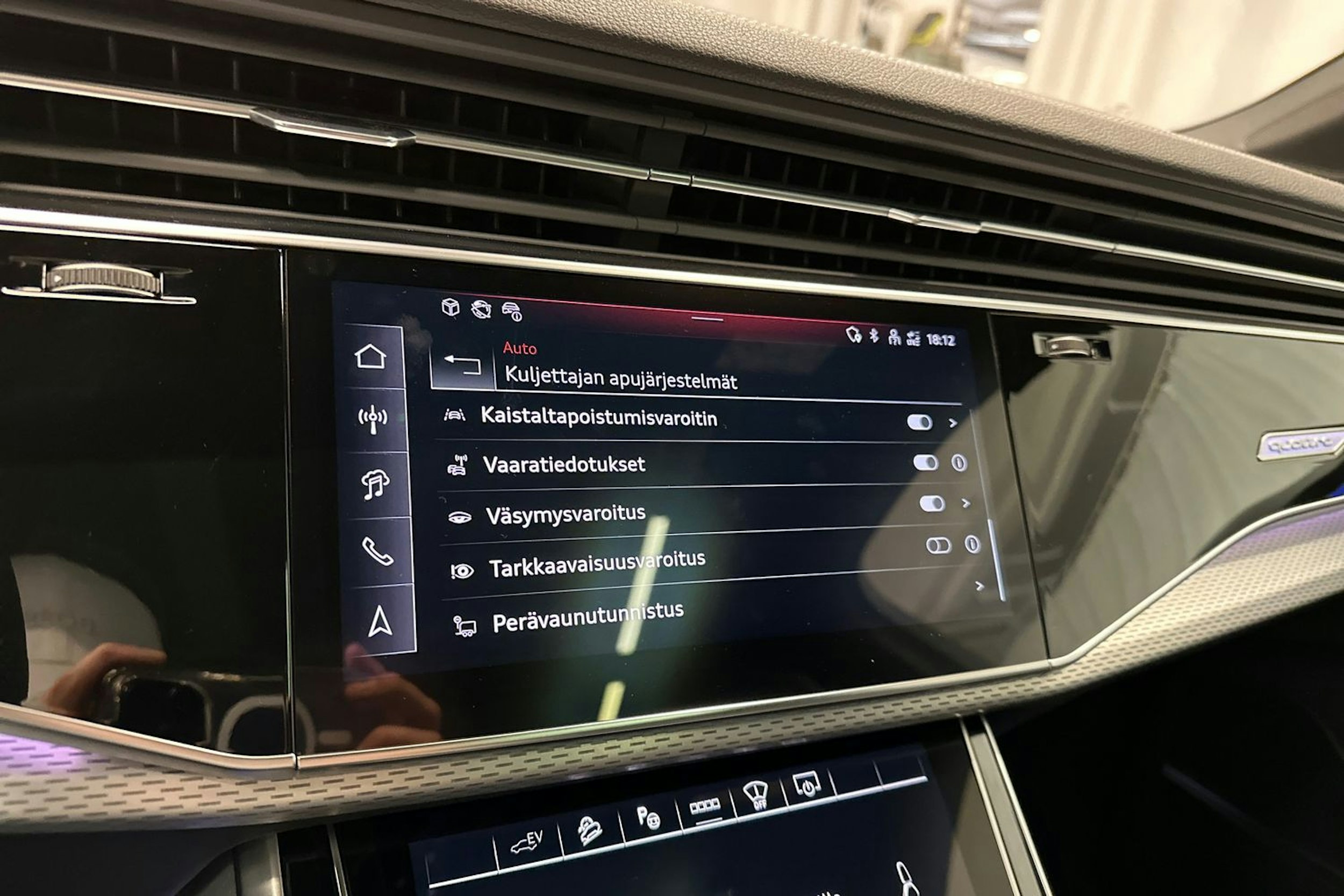 harmaa Audi Q7 2024 kuva 27.