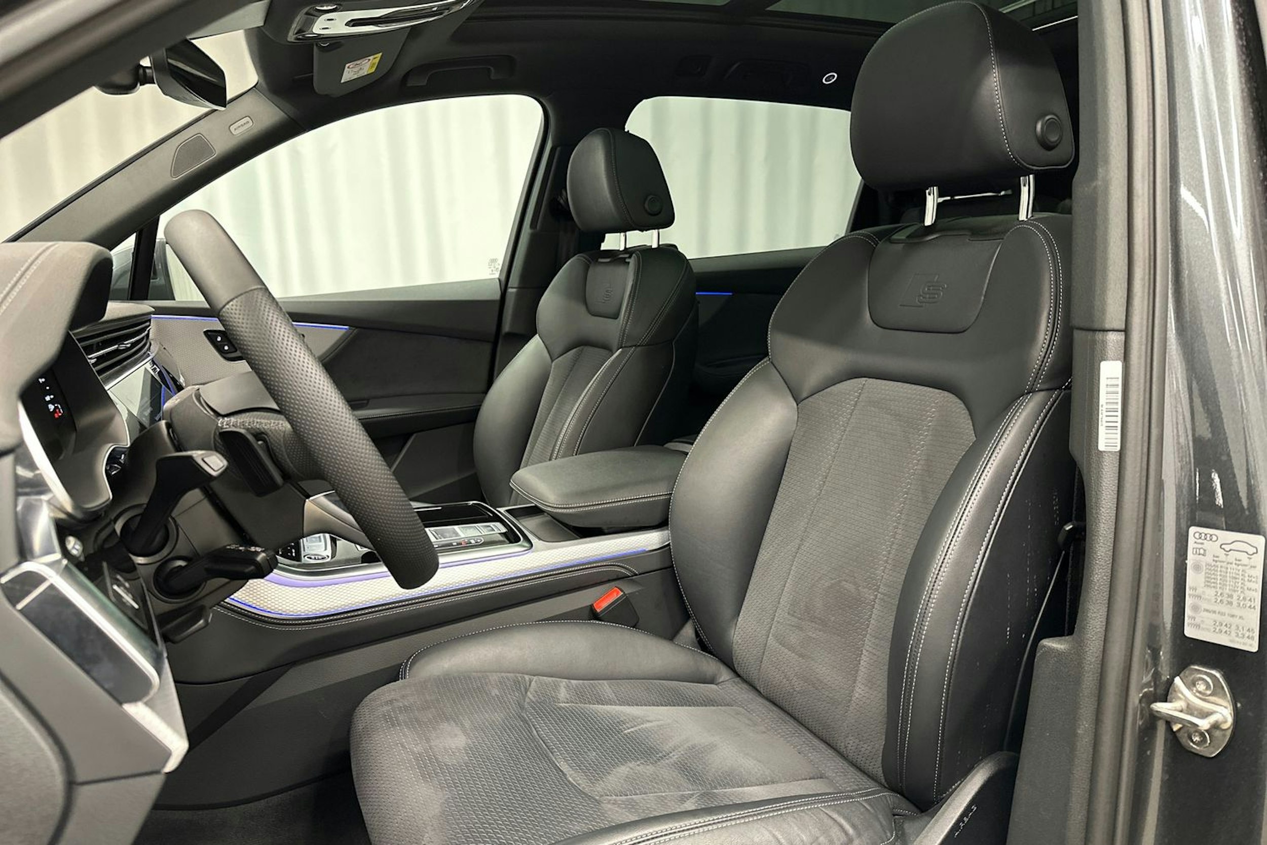 harmaa Audi Q7 2024 kuva 31.
