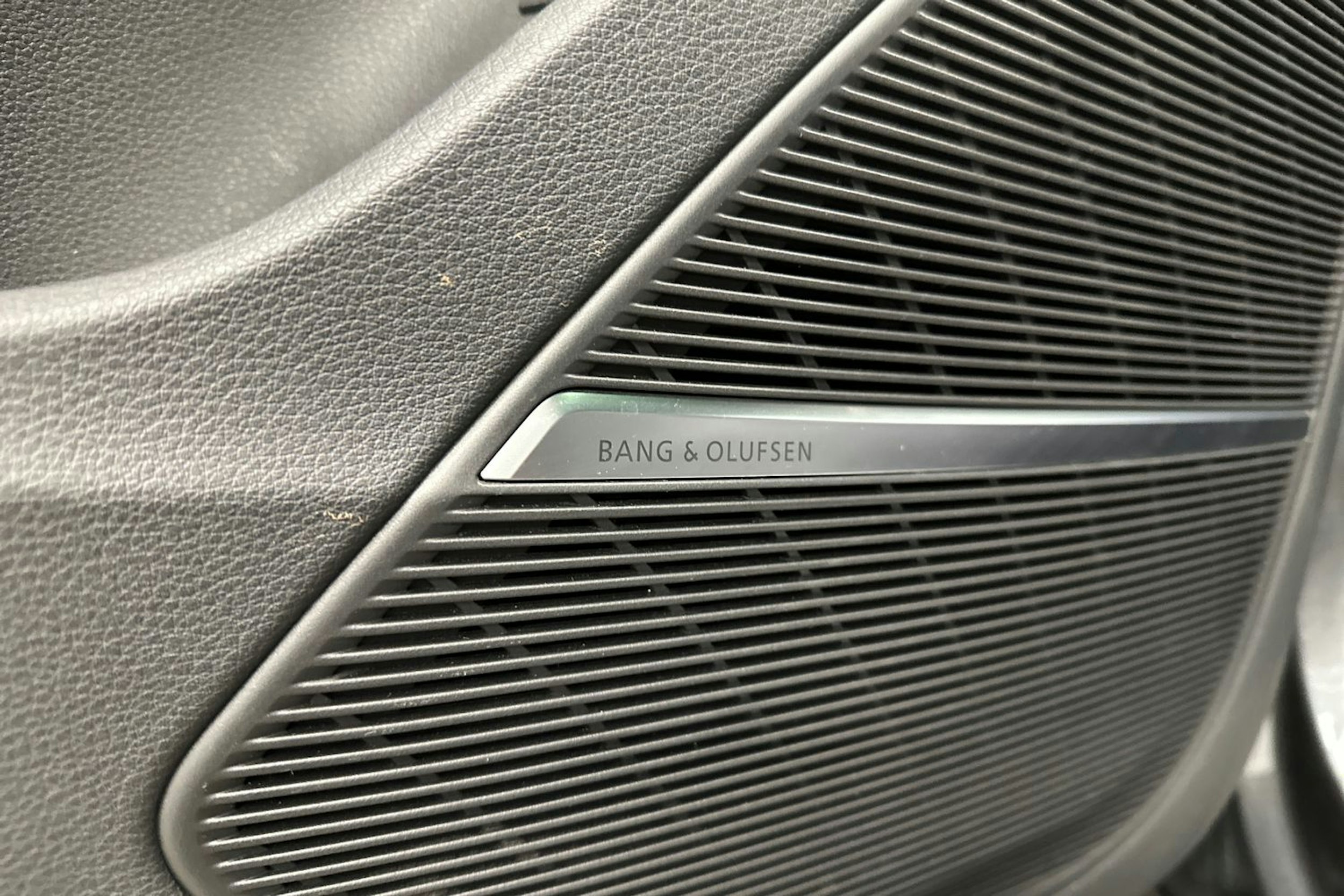 harmaa Audi Q7 2024 kuva 34.