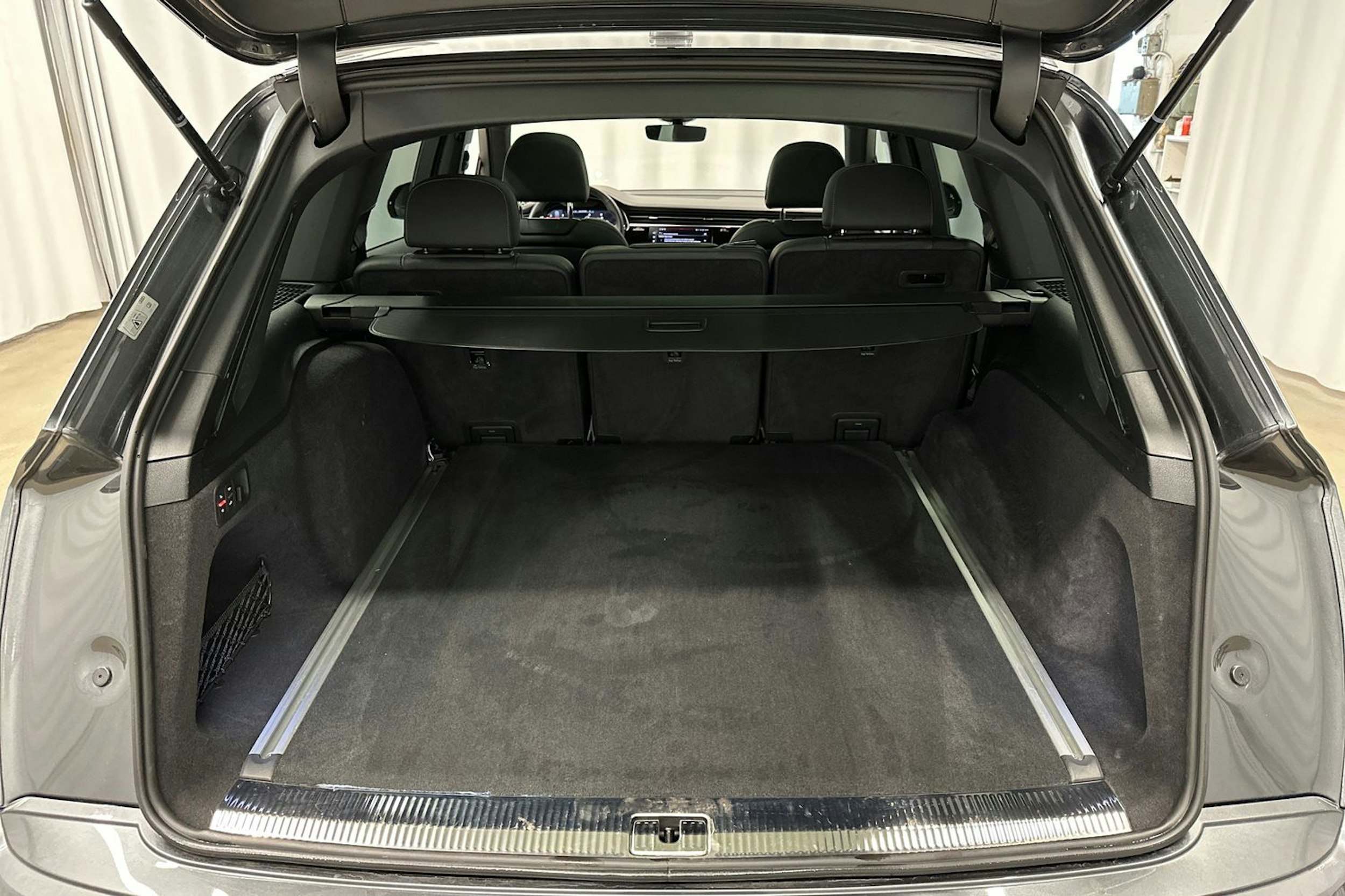 harmaa Audi Q7 2024 kuva 35.