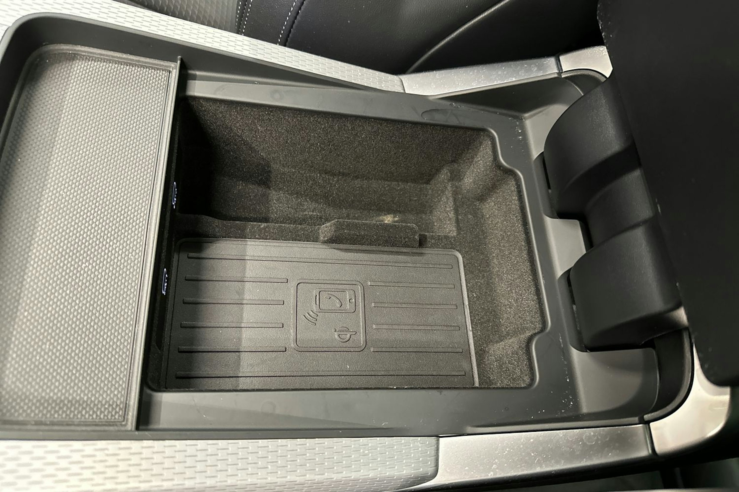 harmaa Audi Q7 2024 kuva 40.