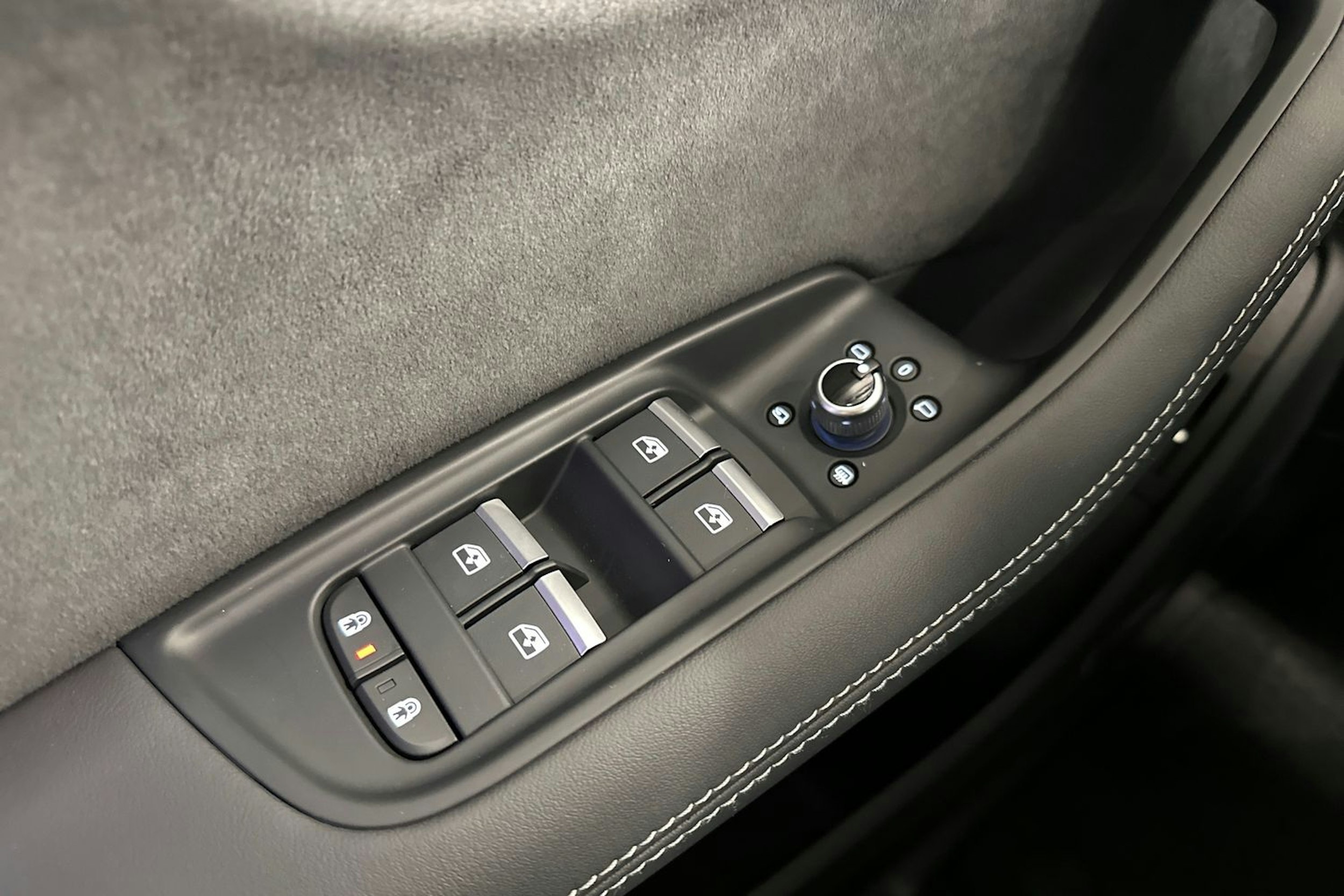 hopea Audi Q7 2024 kuva 17.