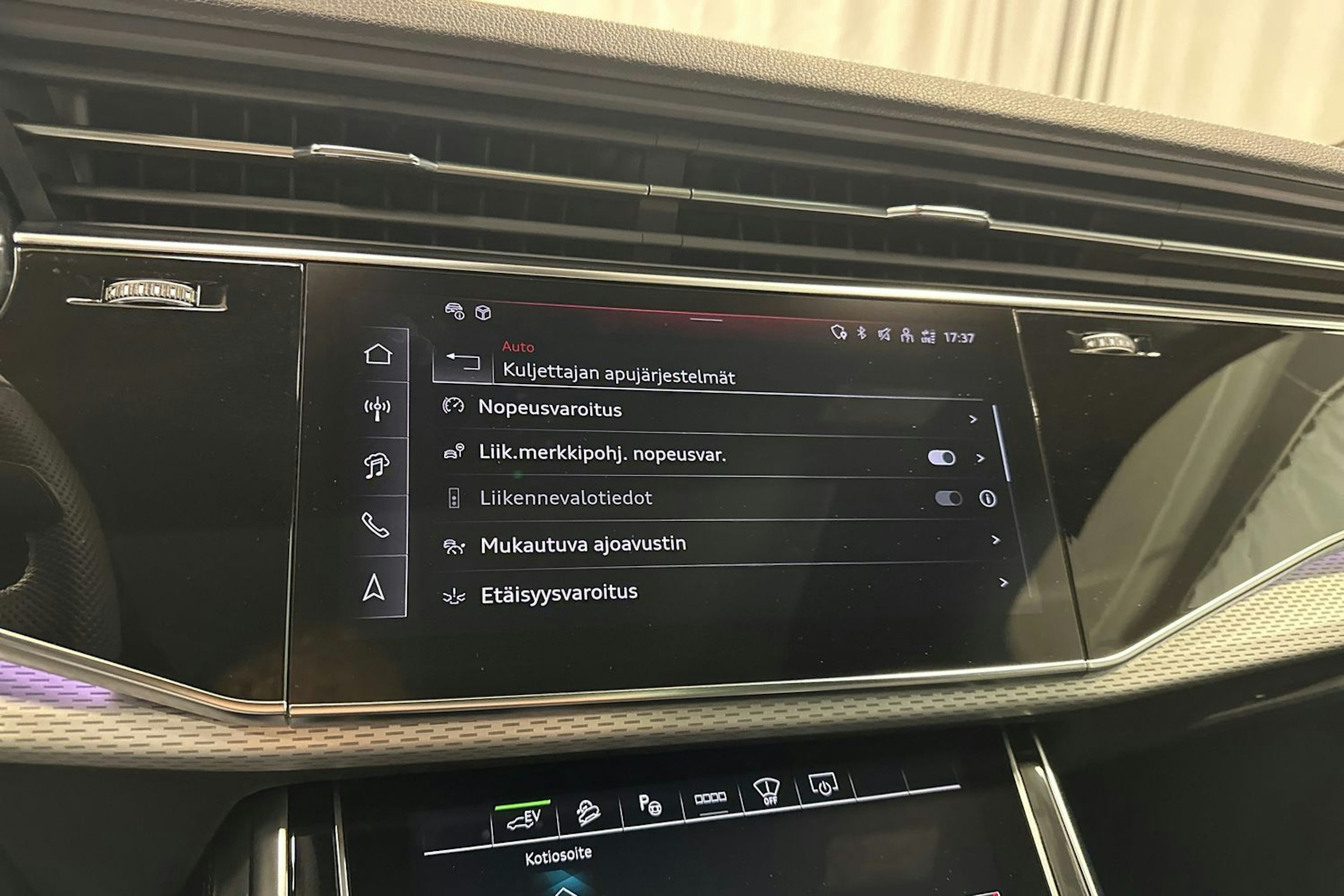 hopea Audi Q7 2024 kuva 26.