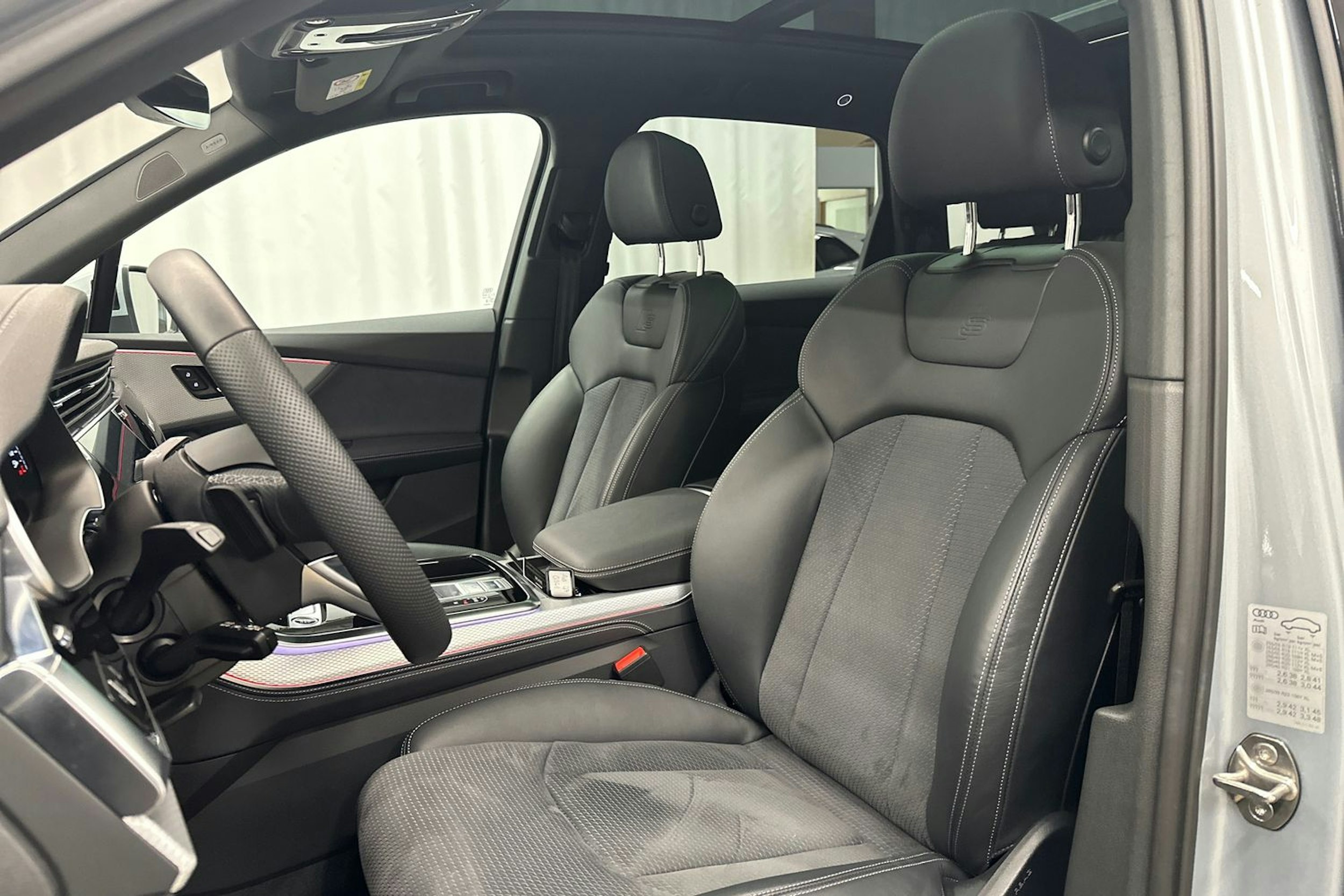 hopea Audi Q7 2024 kuva 32.