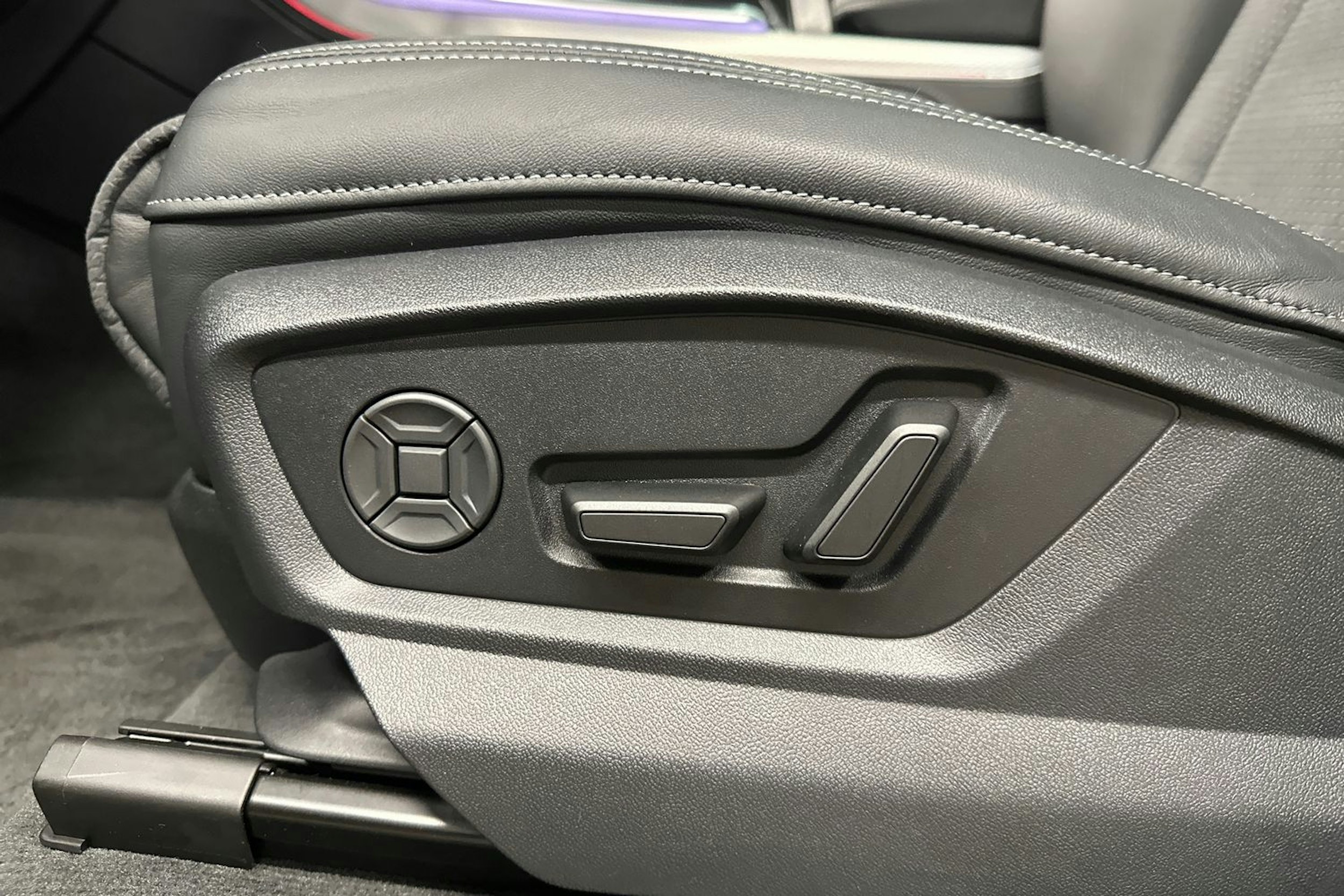 hopea Audi Q7 2024 kuva 33.