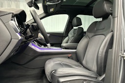 harmaa Audi Q7 2024 kuva 24.