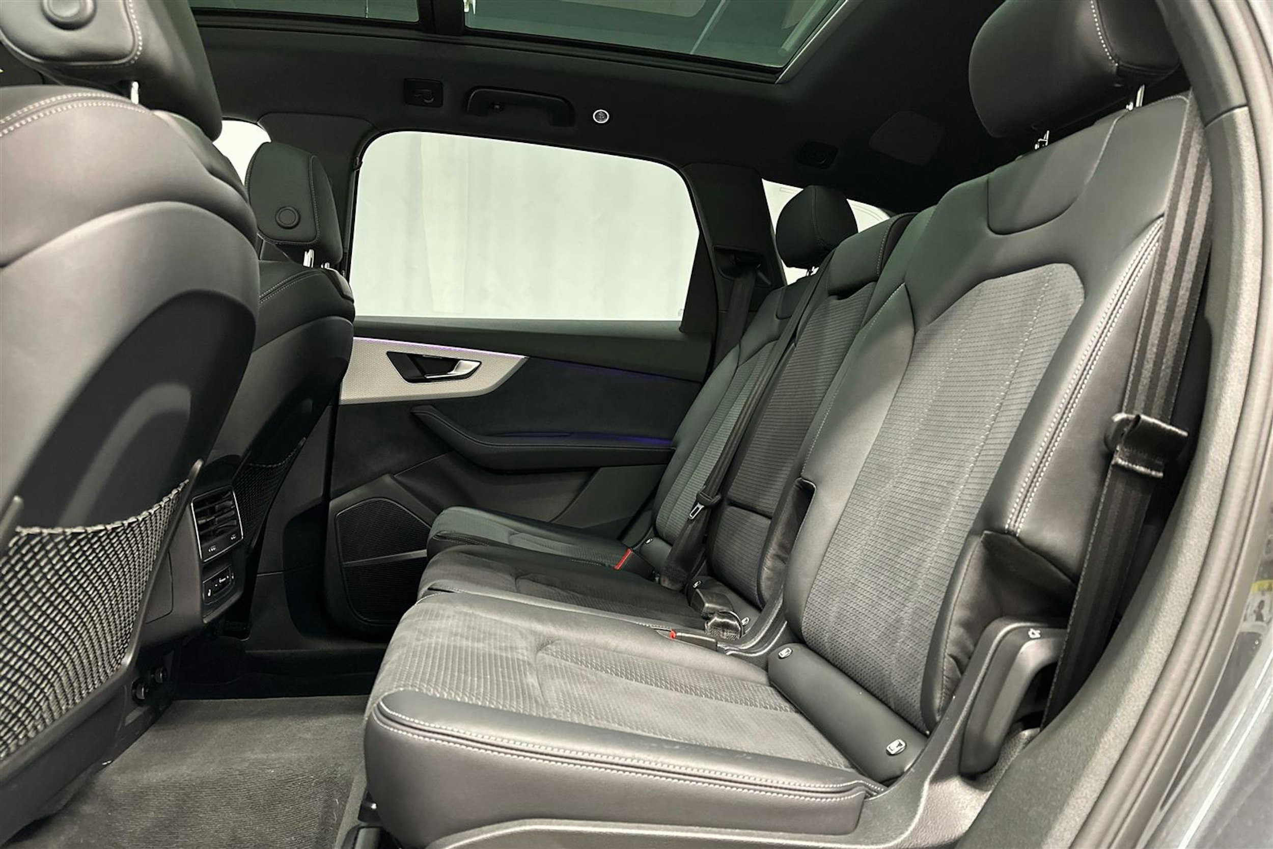 harmaa Audi Q7 2024 kuva 29.